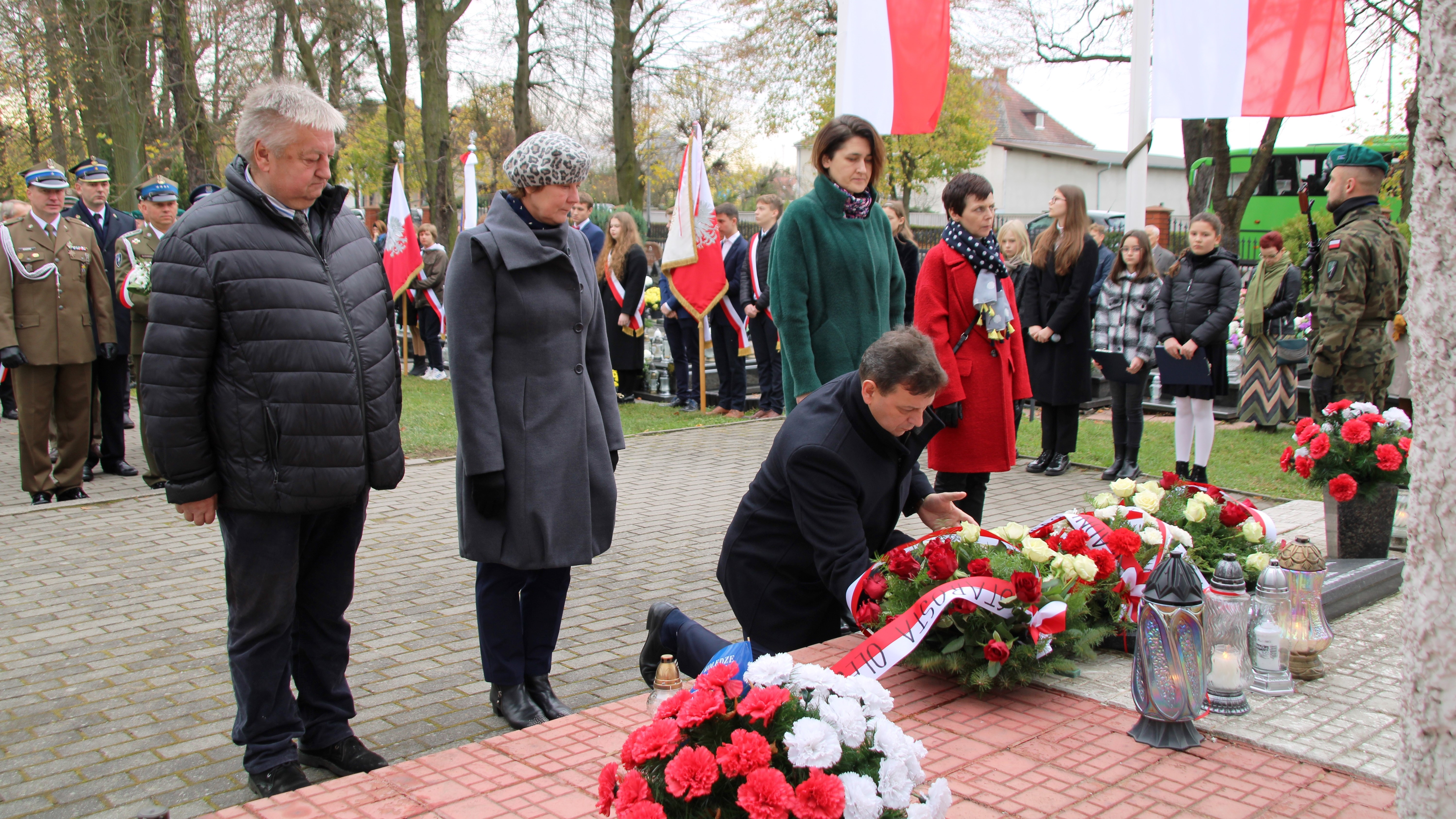 Złożenie kwiatów pod Pomnikiem Lotników Polskich