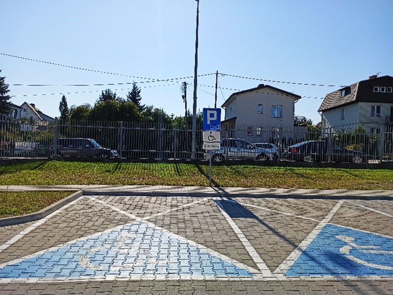 parking dla osób niepełnosprawnych z boku budynku