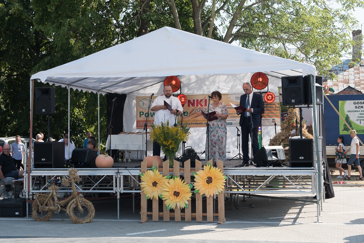 Na scenie gospodarze, starosta Elżbieta Sadowska, przewodniczący Rady Powiatu Jacek Odziemczyk oraz wicestarosta Ryszard Domański