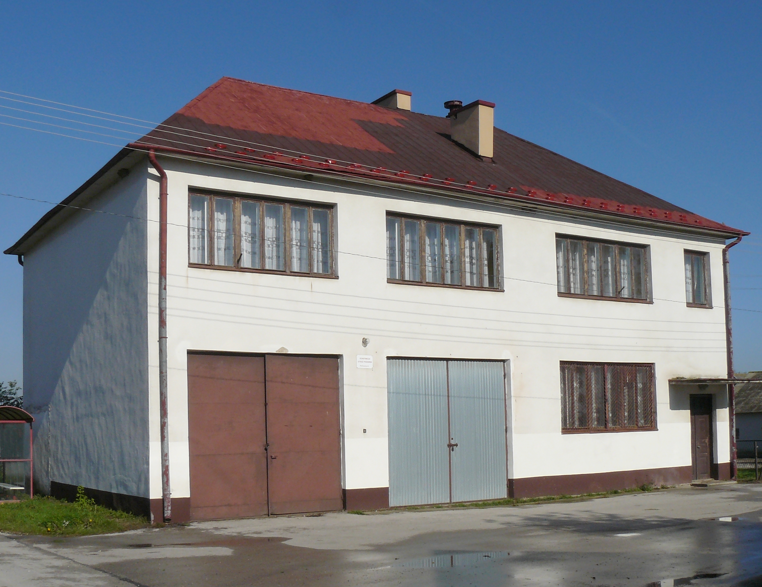 zdjęcie przedstawia widok budynku Domu ludowego w miejscowości Pałuszyce