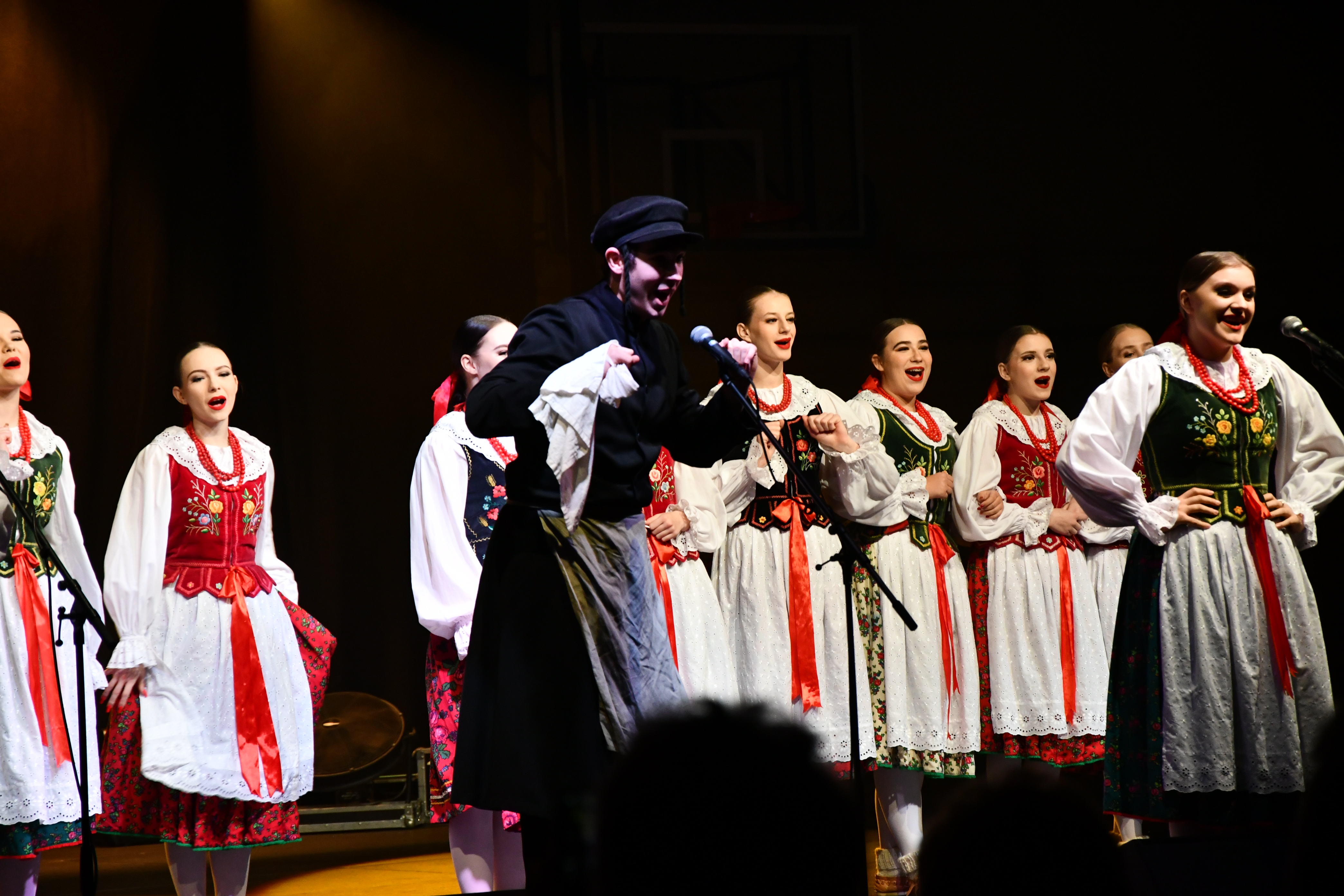 Orkiestra w strojach tradycyjnych występuje na scenie.