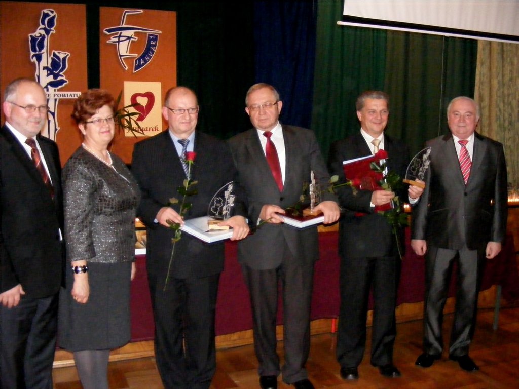 Laureaci Róż Powiatu Oleskiego 2011 z samorządowcami