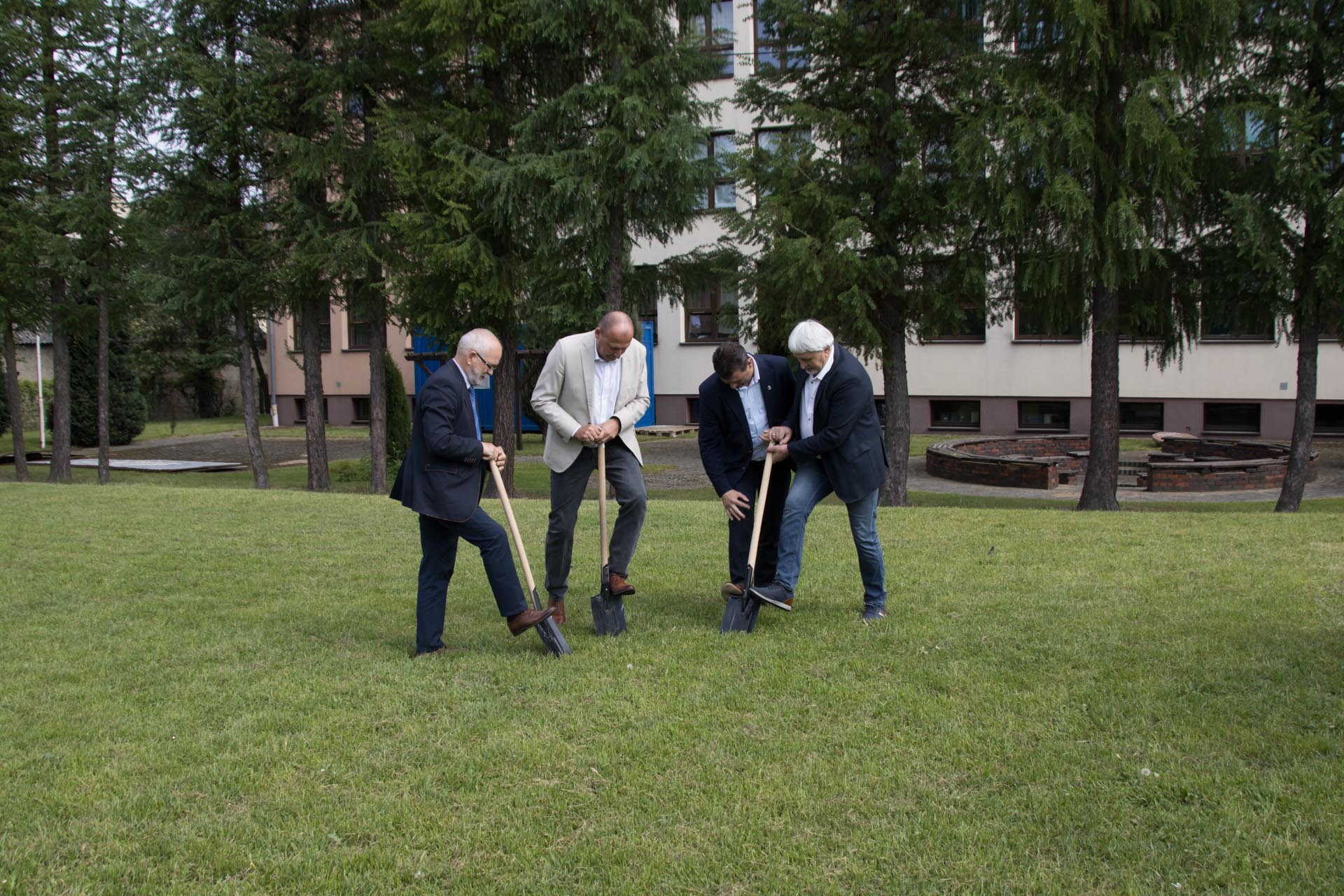 Symboliczne wkopanie szpadli pod budowę hali sportowej przy Zespole Szkół Zawodowych w Oleśnie