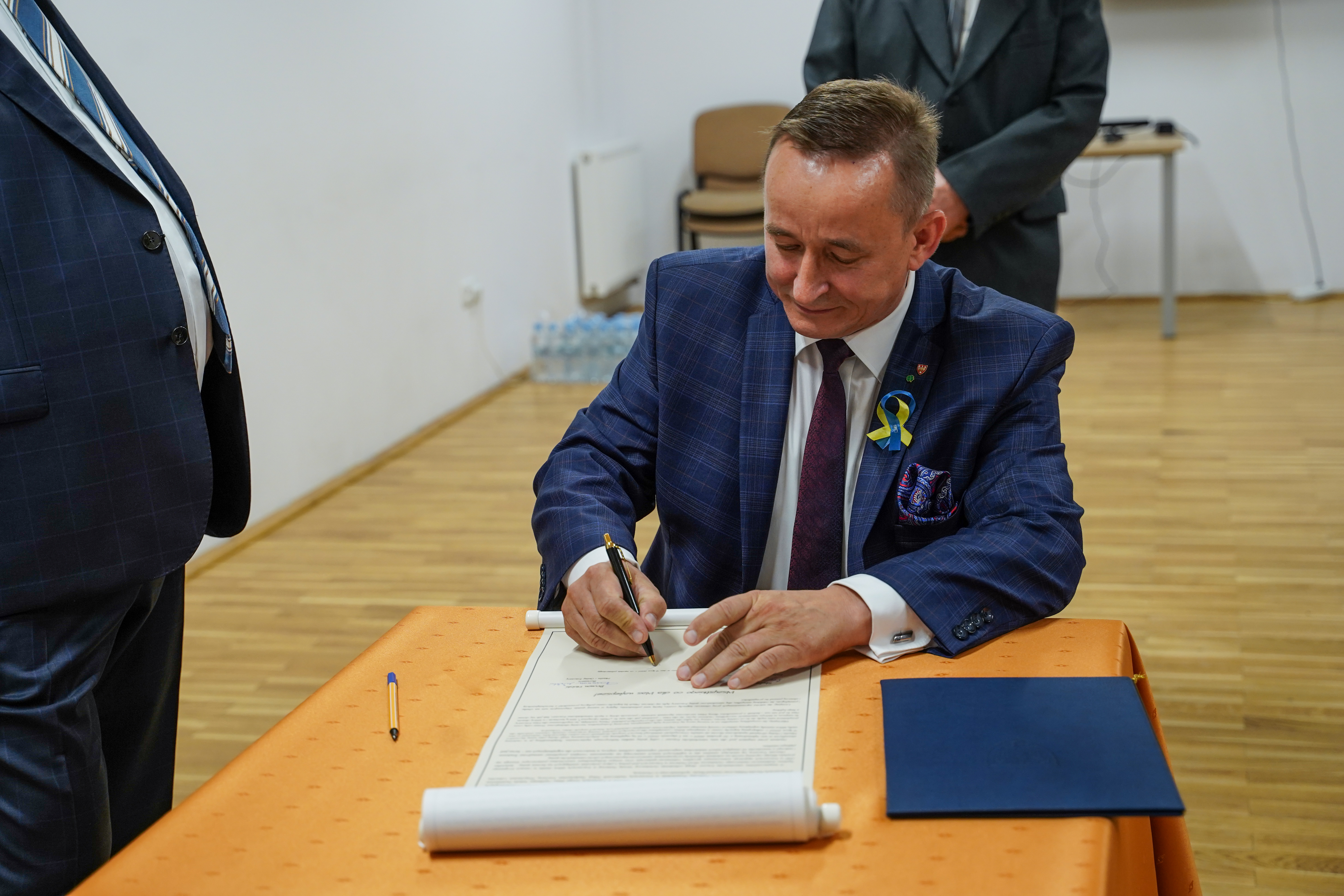 Na zdjęciu widać podpisującego się na liście wiceprzewodniczący Sejmiku Województwa Wielkopolskiego - Pan Jarosław Maciejewski.