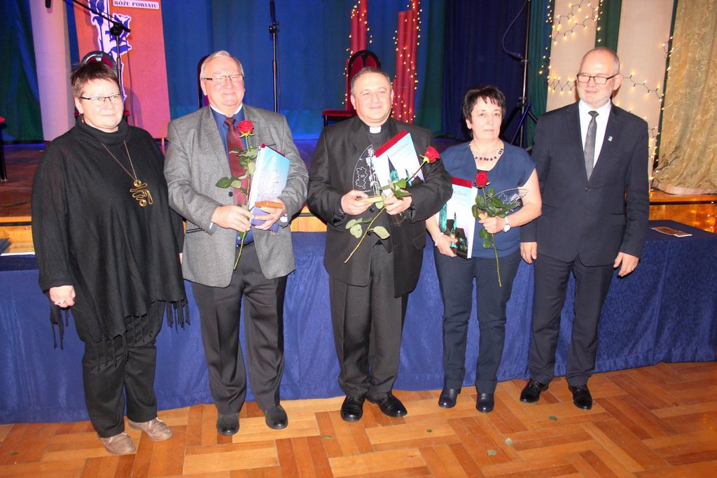 Laureaci Róż Powiatu Oleskiego 2016 z samorządowcami