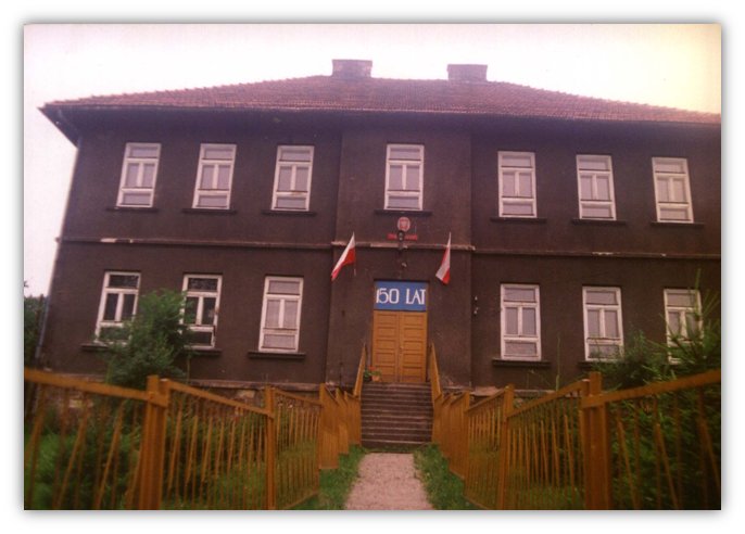 Budynek ,,starej” szkoły w 1994 r.