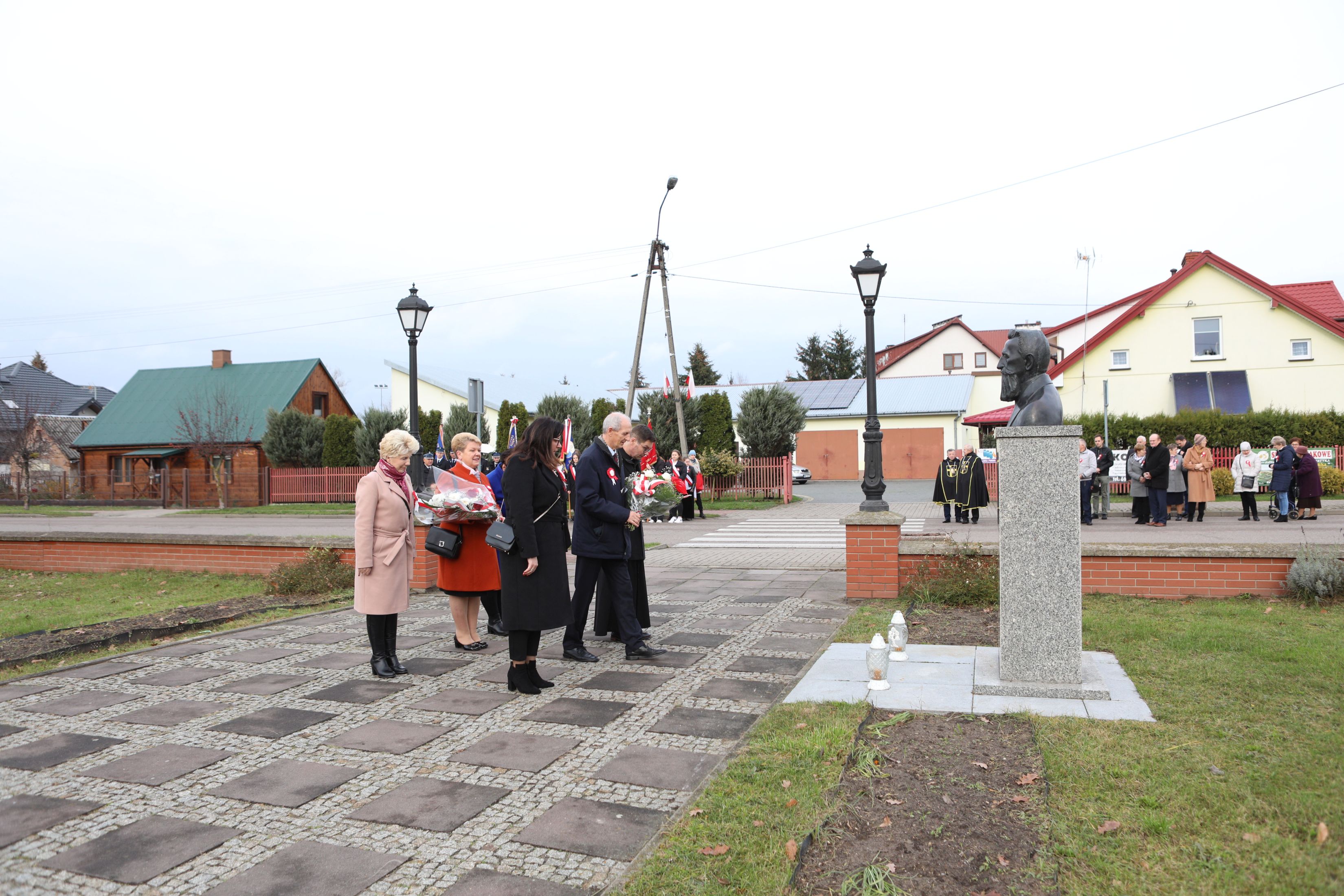 Przedstawiciele władz samorządowych składający kwiaty przed pomnikiem S. Pomian-Srzednickiego. 