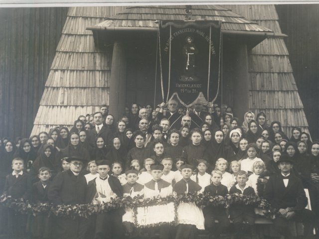 Zdjęcie wiernych po mszy świętej w kościele parafialnym w Świerklańcu w 1931 roku.