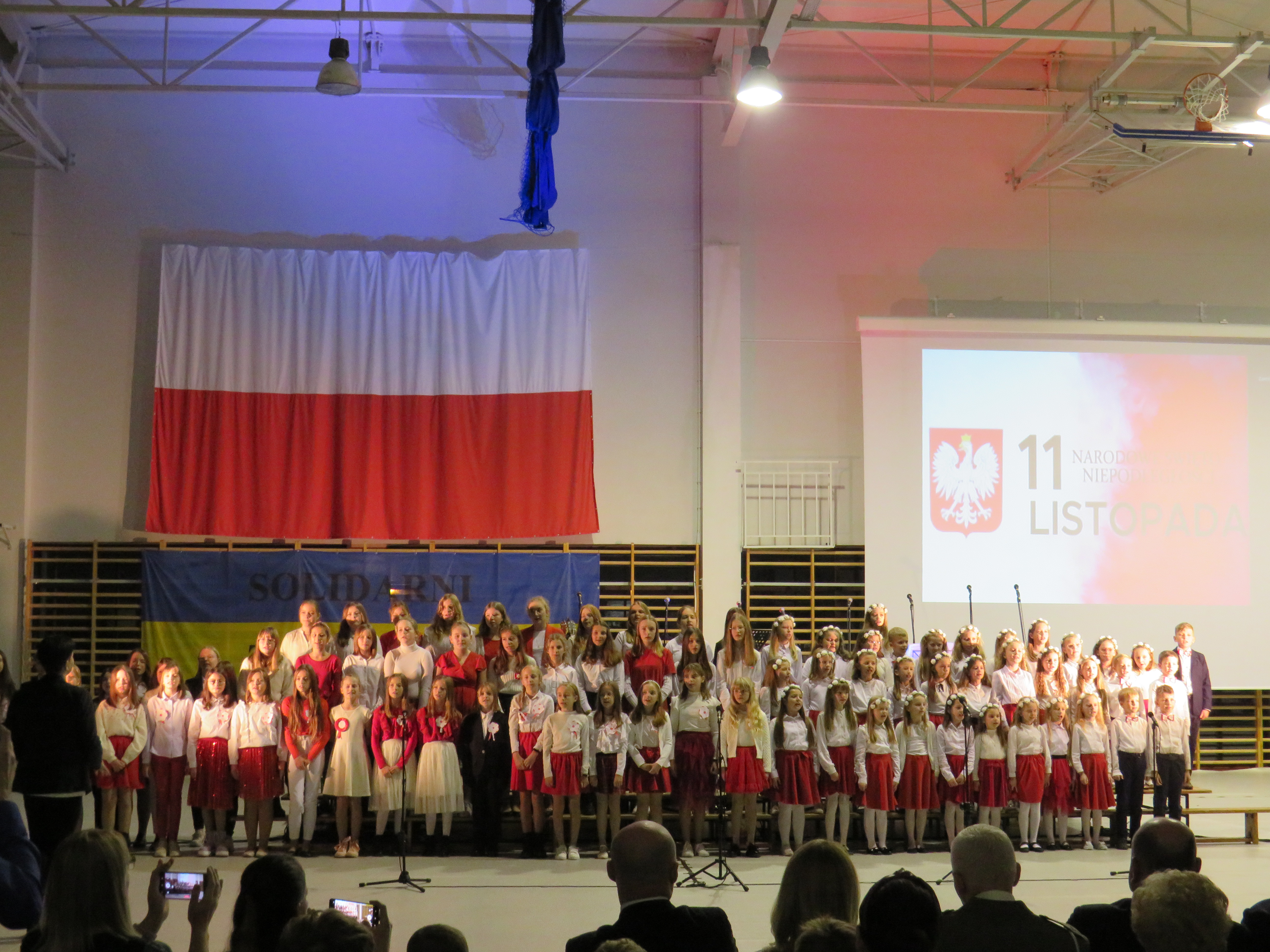 Pieśni patriotyczne w wykonaniu uczniów ze szkoły podstawowej w Górznie