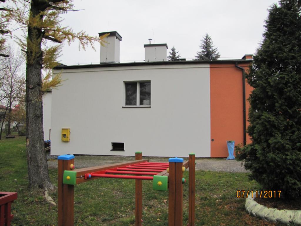 Budynek przedszkola z zewnątrz przedstawiający efekt prac w postaci odnowionej elewacji i kominów