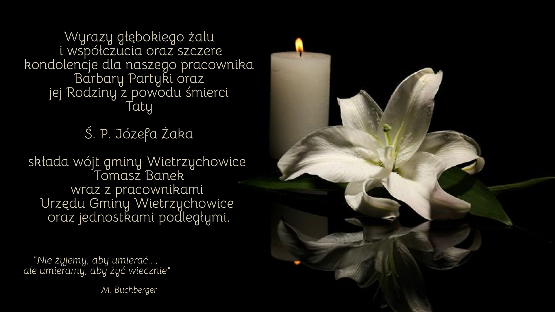 grafika przedstawia czarne tło, z prawej strony widnieje obraz białej świecy z płomieniem oraz biały kwiat, z lewej strony znajduje się treść kondolencji