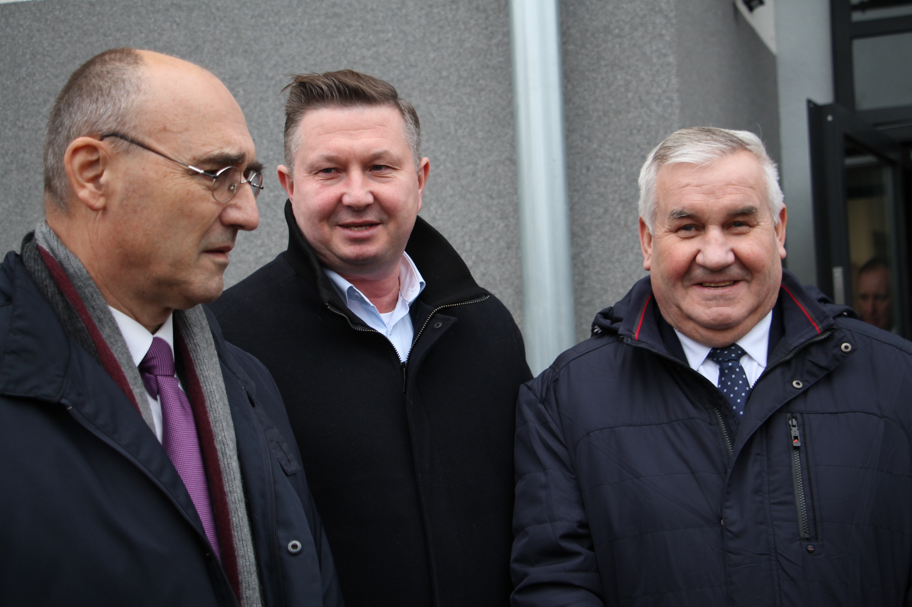starosta, wicestarosta i poseł K.Gwiazdowski przed budynkiem internatu