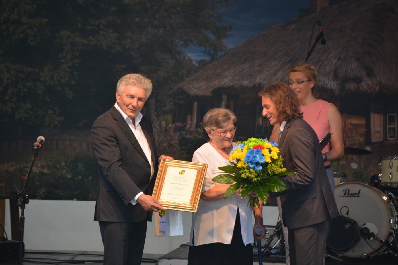 Przewodniczący Rady Gminy wręcza dyplom a Wójt Robert Jarzębak kwiaty Barbarze Żórawskiej