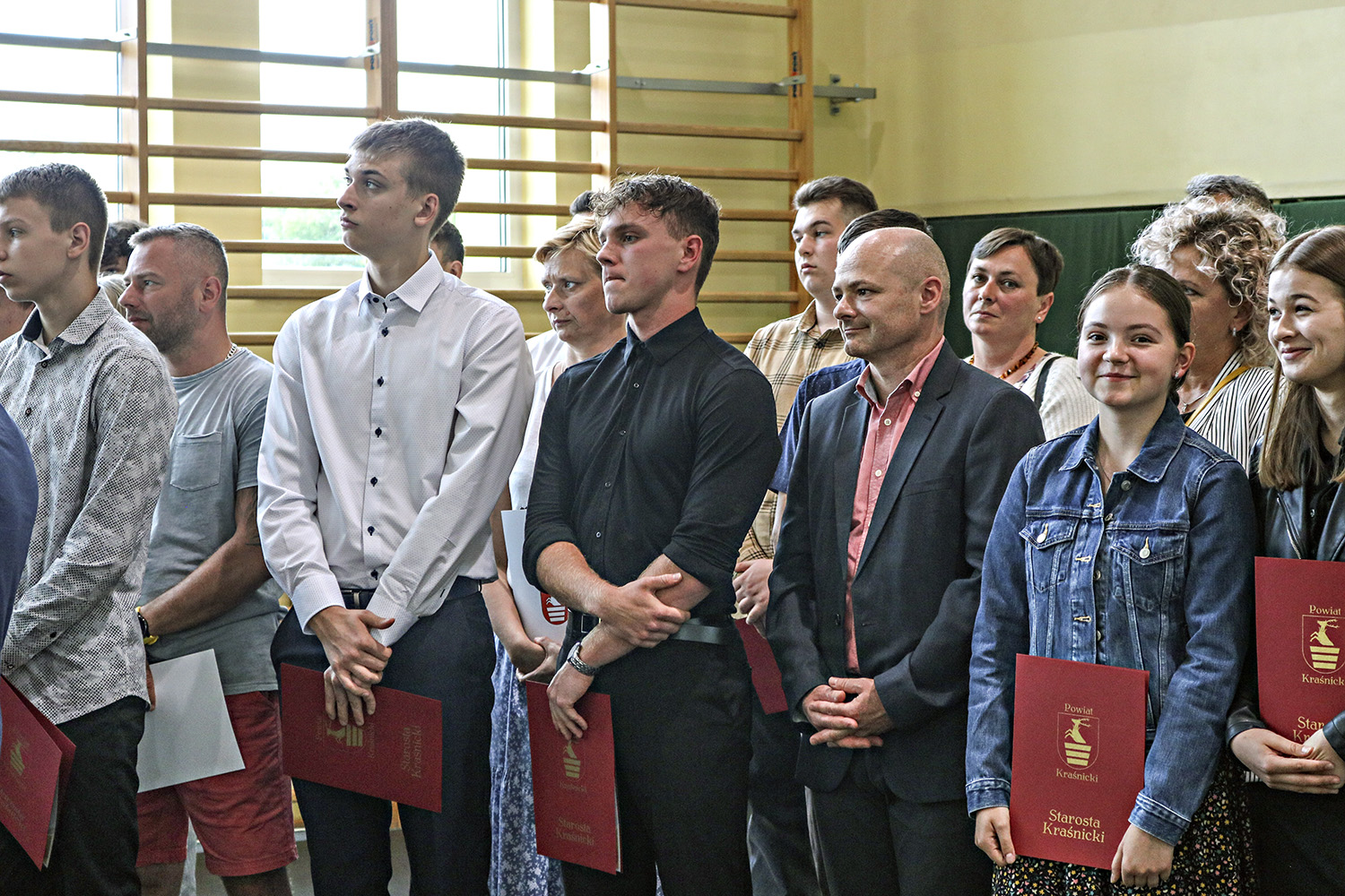 Zawodnicy wyróżnieni nagrodą Starosty Kraśnickiego wraz z rodzicami