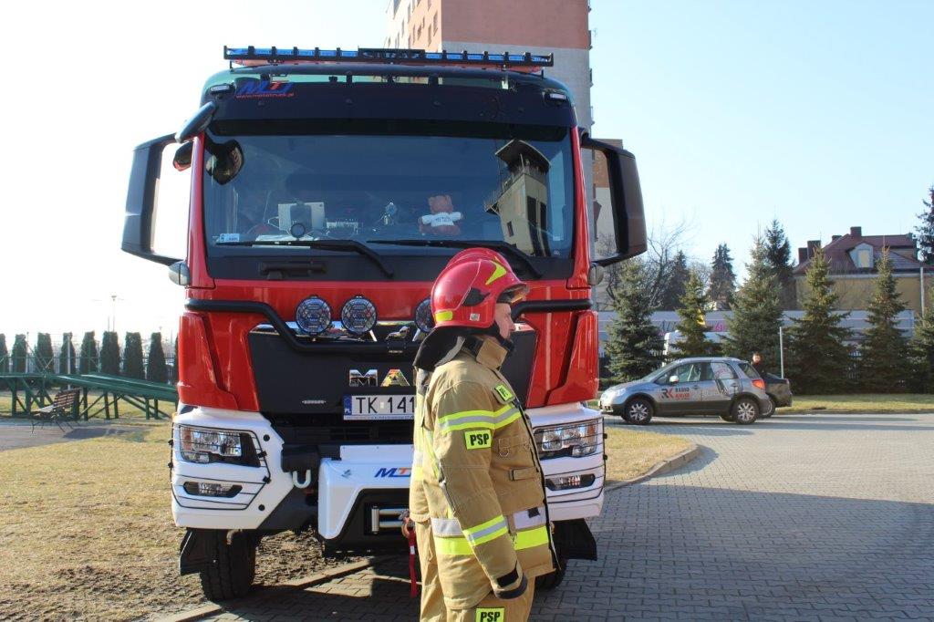 Nowy wóz dla strażaków z dofinansowaniem powiatu ostrowieckiego