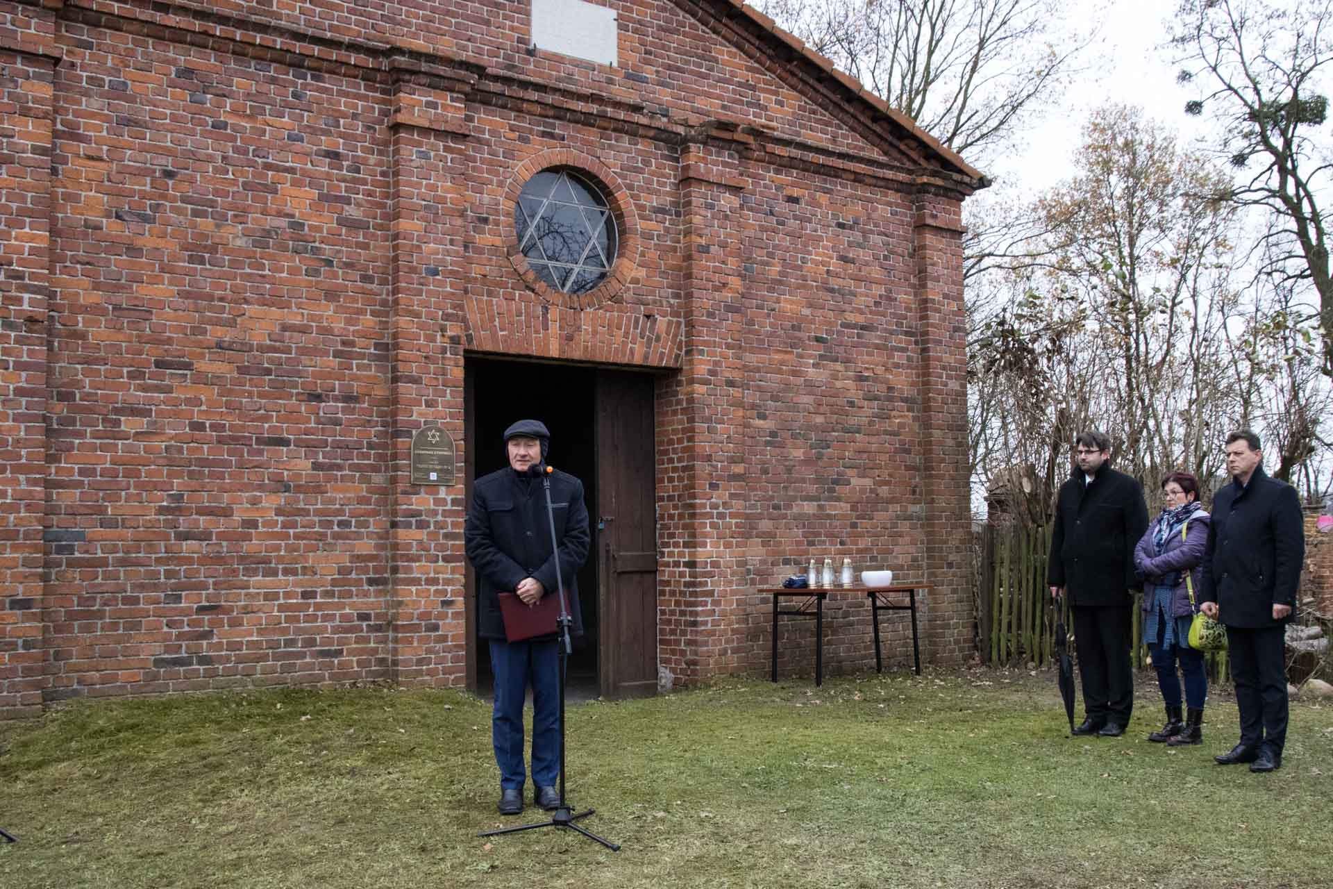 Ceremonia oznakowania cmentarza żydowskiego w Oleśnie - wystąpienie Burmistrza Olesna Sylwestra Lewickiego