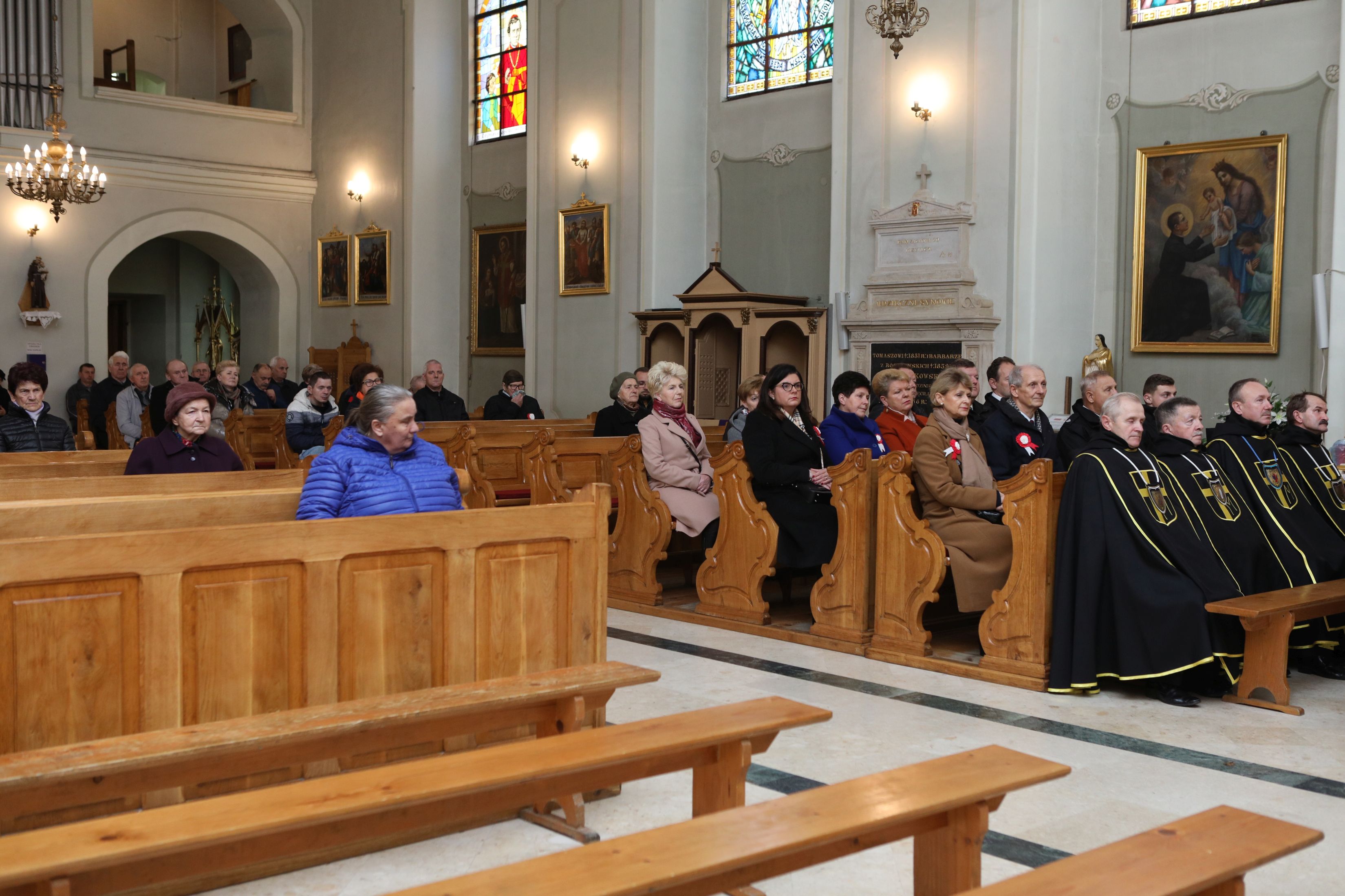 Uczestnicy obchodów święta niepodległości podczas mszy w kościele w Brąńszczyku