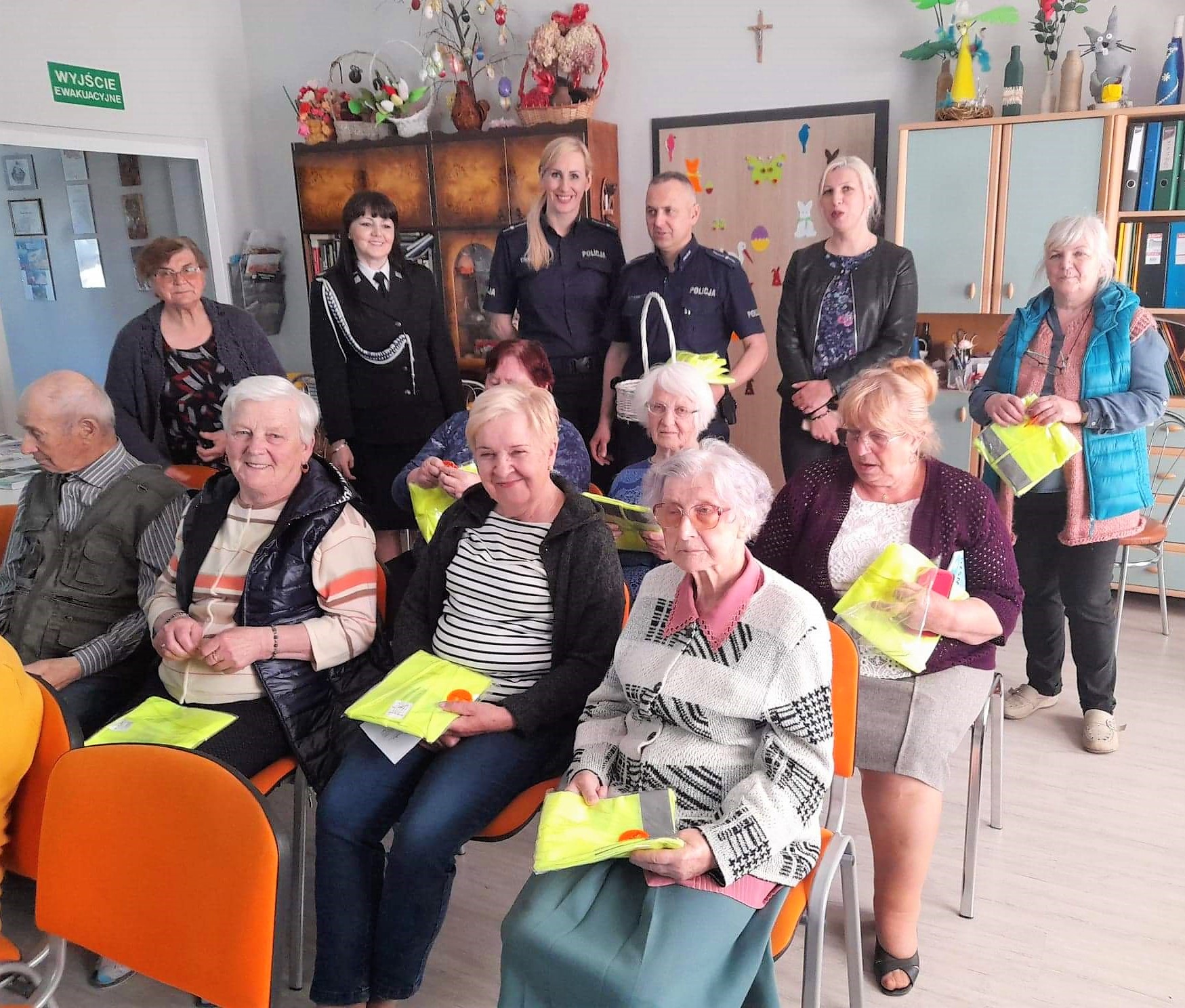 Zdjęcie grupowe seniorów wraz z przedstawicielami Komendy Miejskiej Policji w Siedlcach 