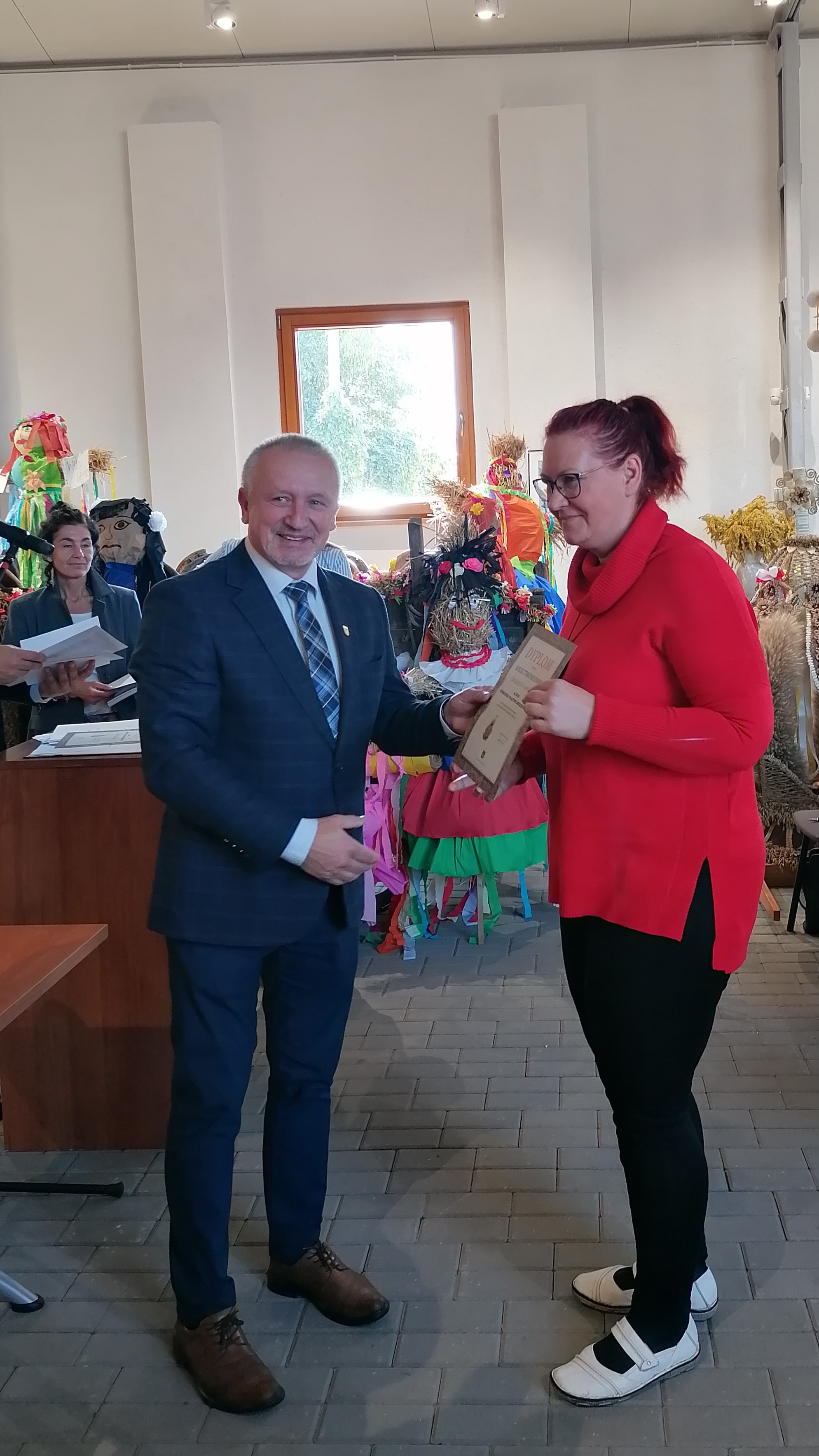 Nagrody uczestnikom XXXI Konkursu Plastyki Obrzędowej w Rudnikach wręczył wójt gminy Rudniki Grzegorz Domański