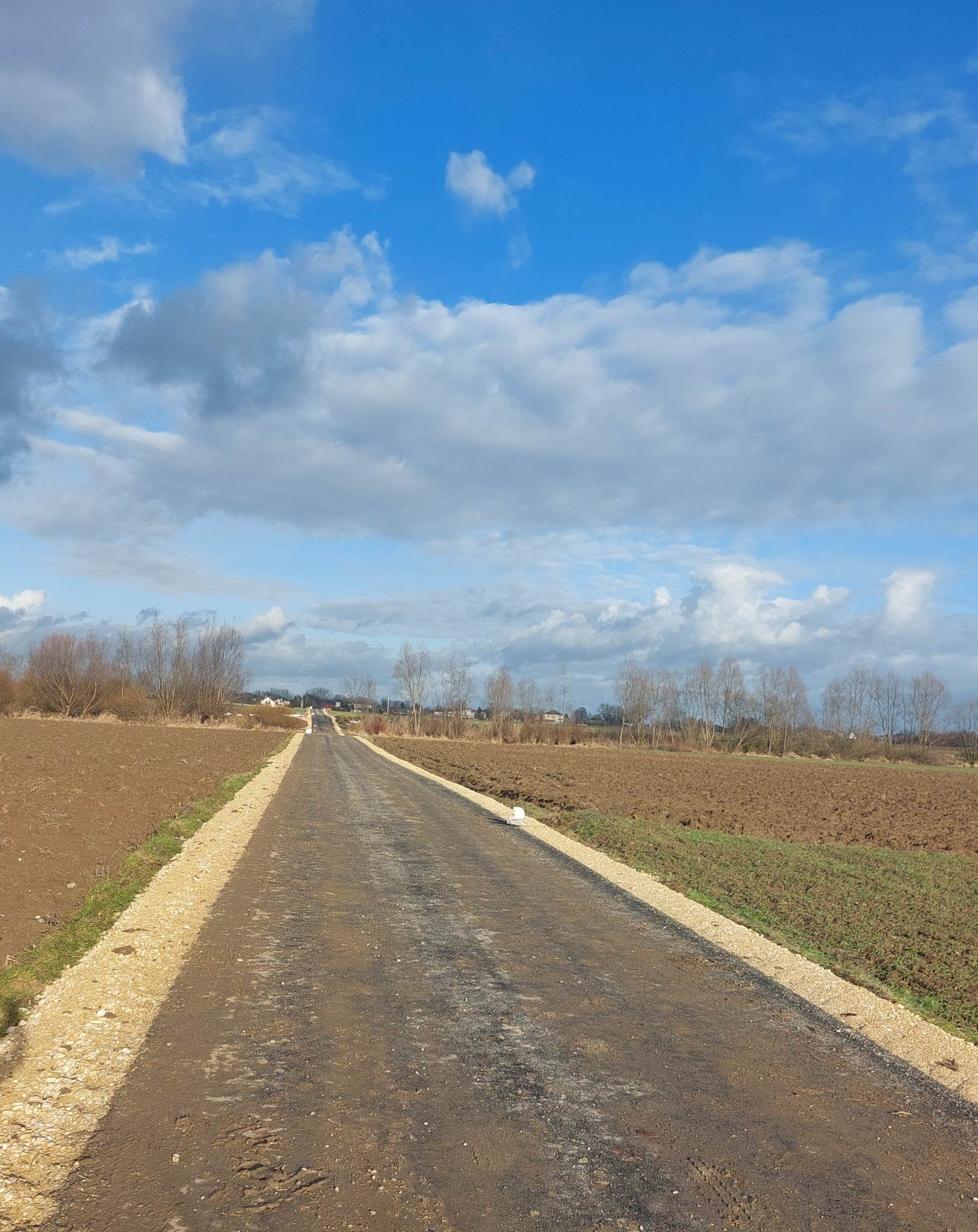Zdjęcie przedstawia wyremontowaną drogę w miejscowości Wietrzychowice 