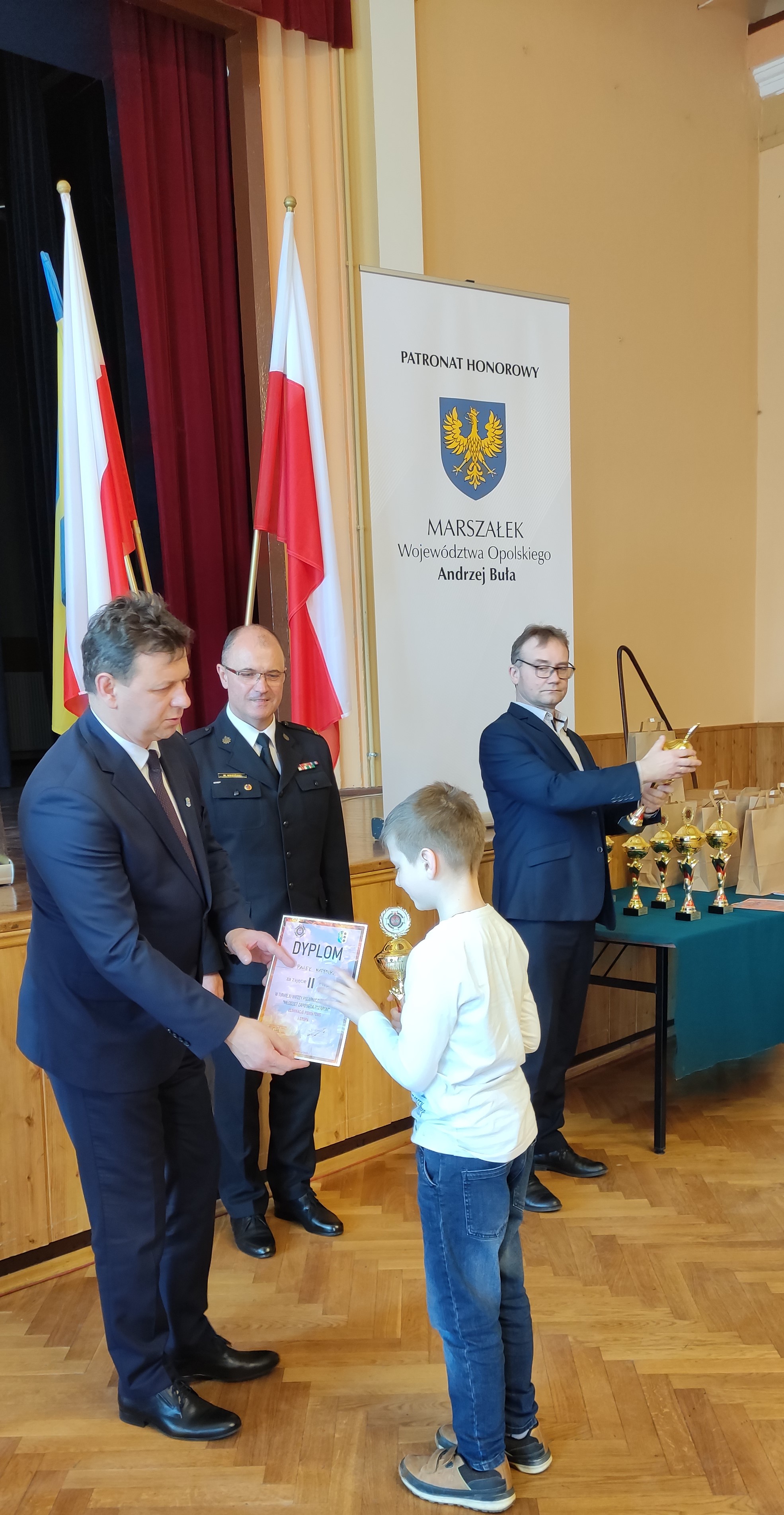 Starosta Oleski wręcza nagrody młodzieży