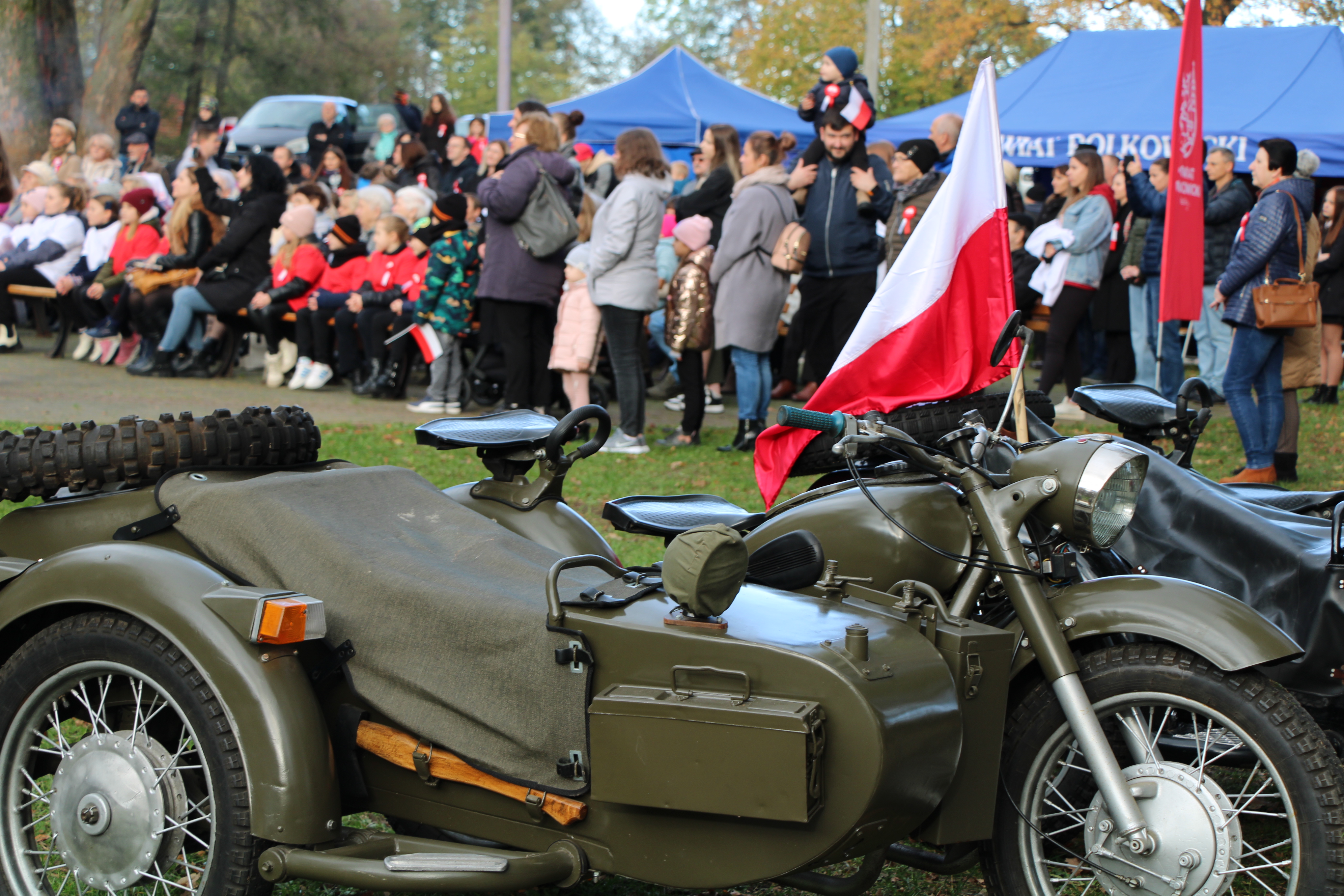 zabytkowy motocykl z czasów drugiej wojny światowej 