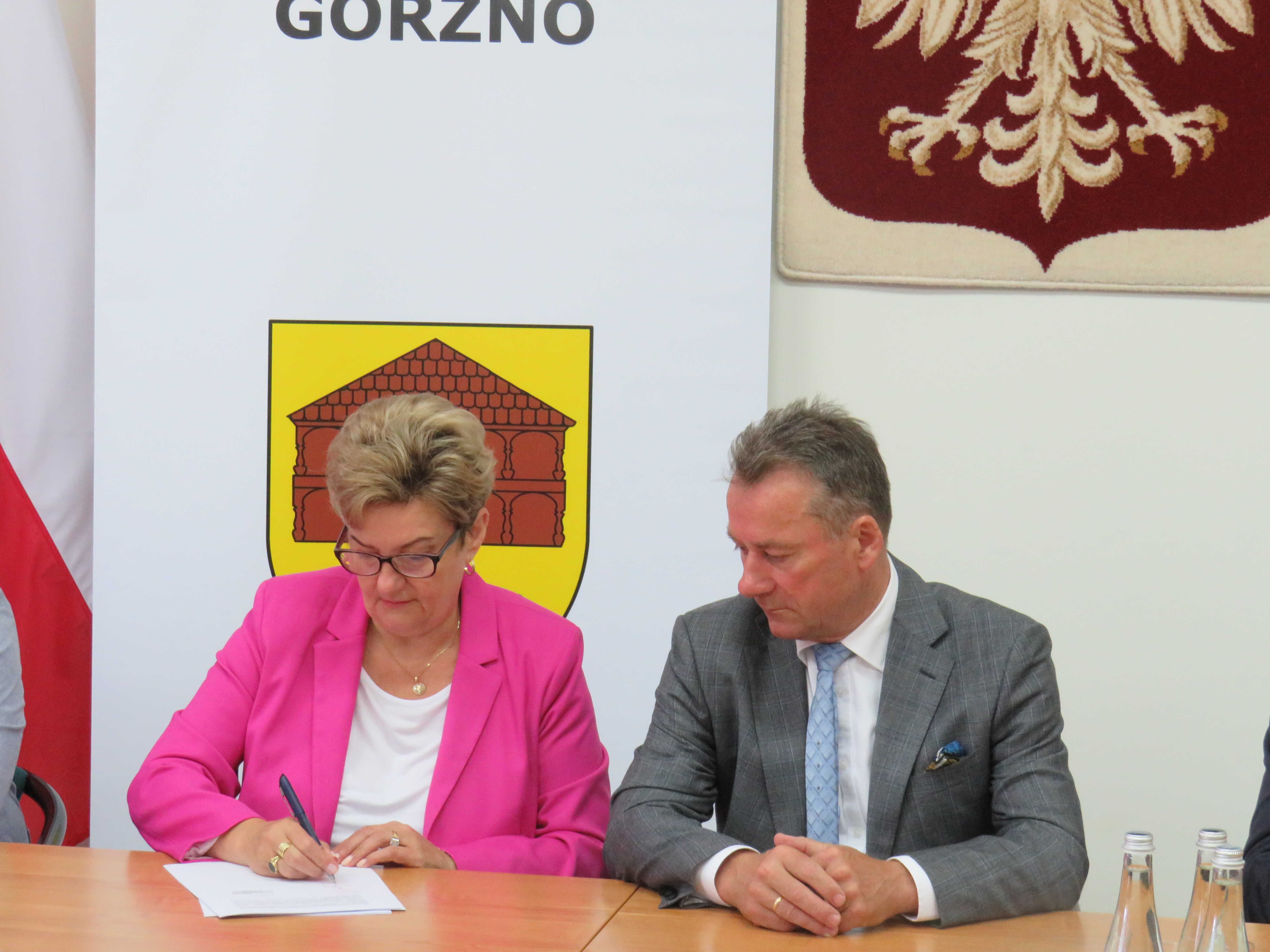 Podpisanie umowy na rozbudowę Przedszkola w Górznie przez skarbnika gminy Panią Grażynę Szewczyk