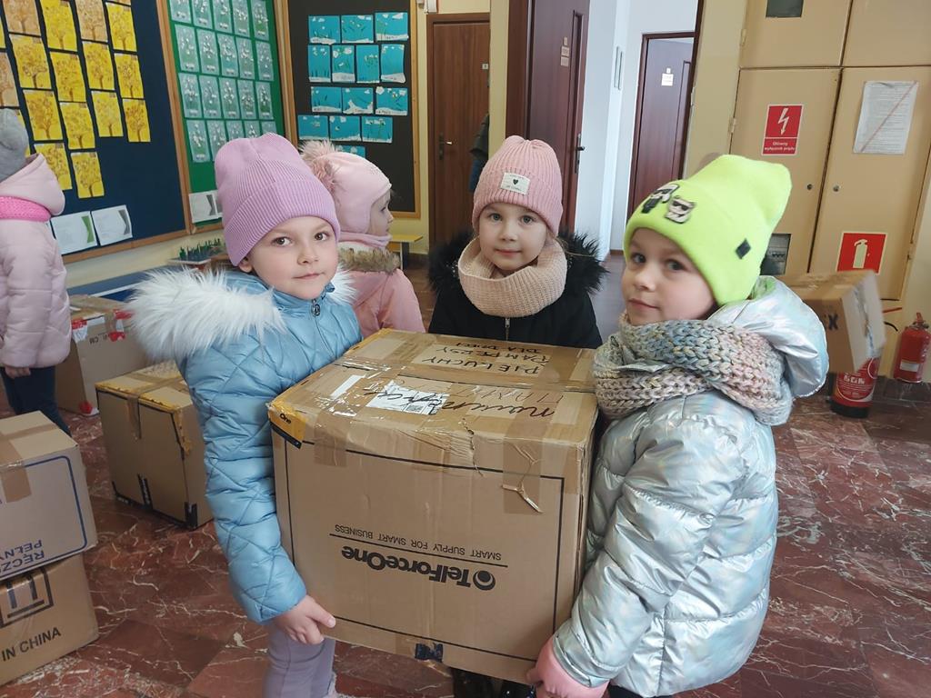Dzieci z Miejskiego Przedszkola nr 5 podczas akcji pomocy dla Ukrainy 
