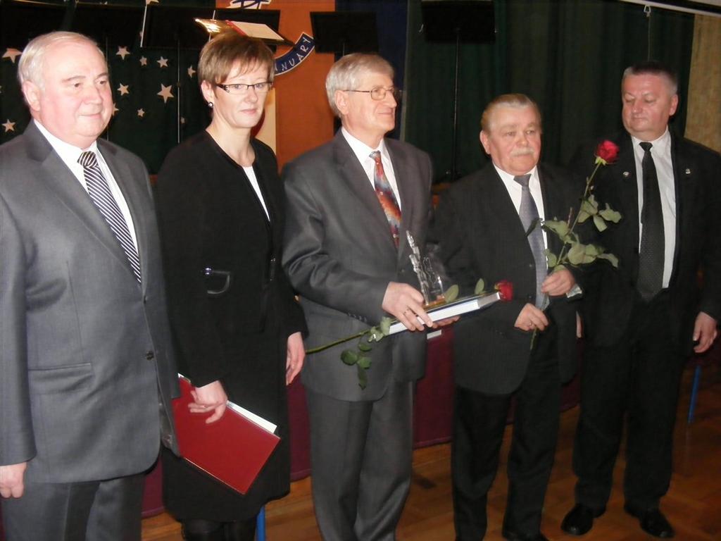 Laureaci Róż Powiatu Oleskiego 2012 z samorządowcami