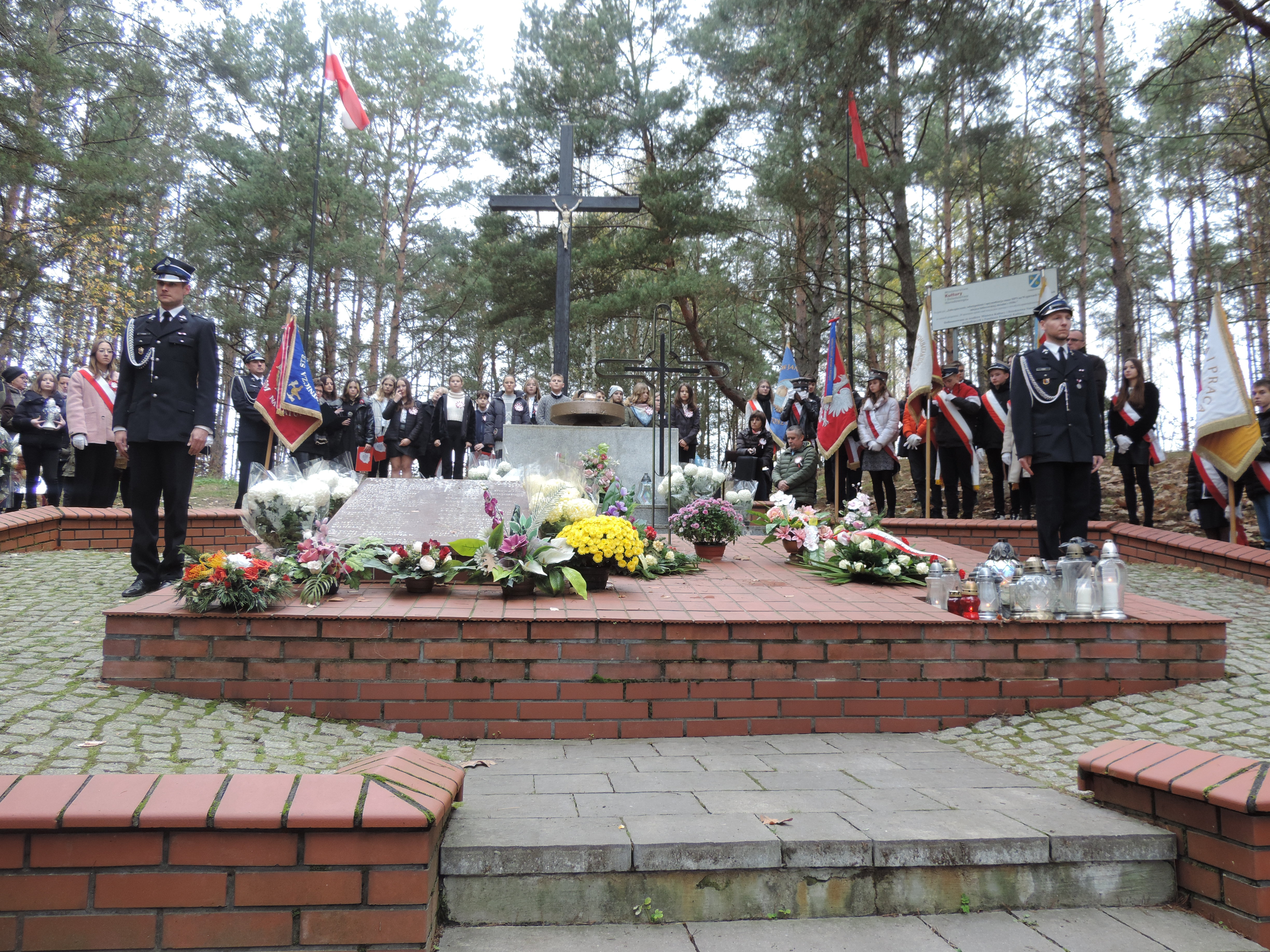 Na zdjęciu widać pomnik wraz z osobami będącymi na apelu na wzgórzach Morzewskich