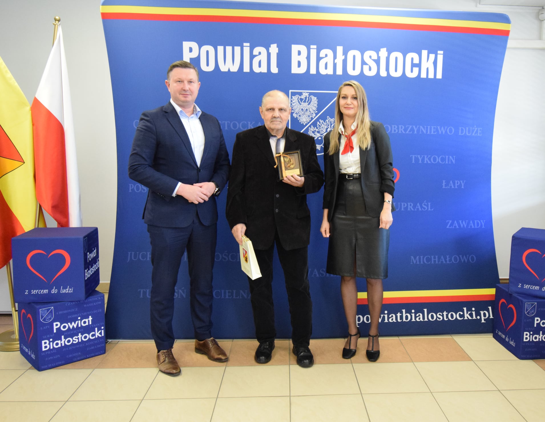 Konkurs Sołtys na medal - laureat I miejsca ze starostą i sekretarz
