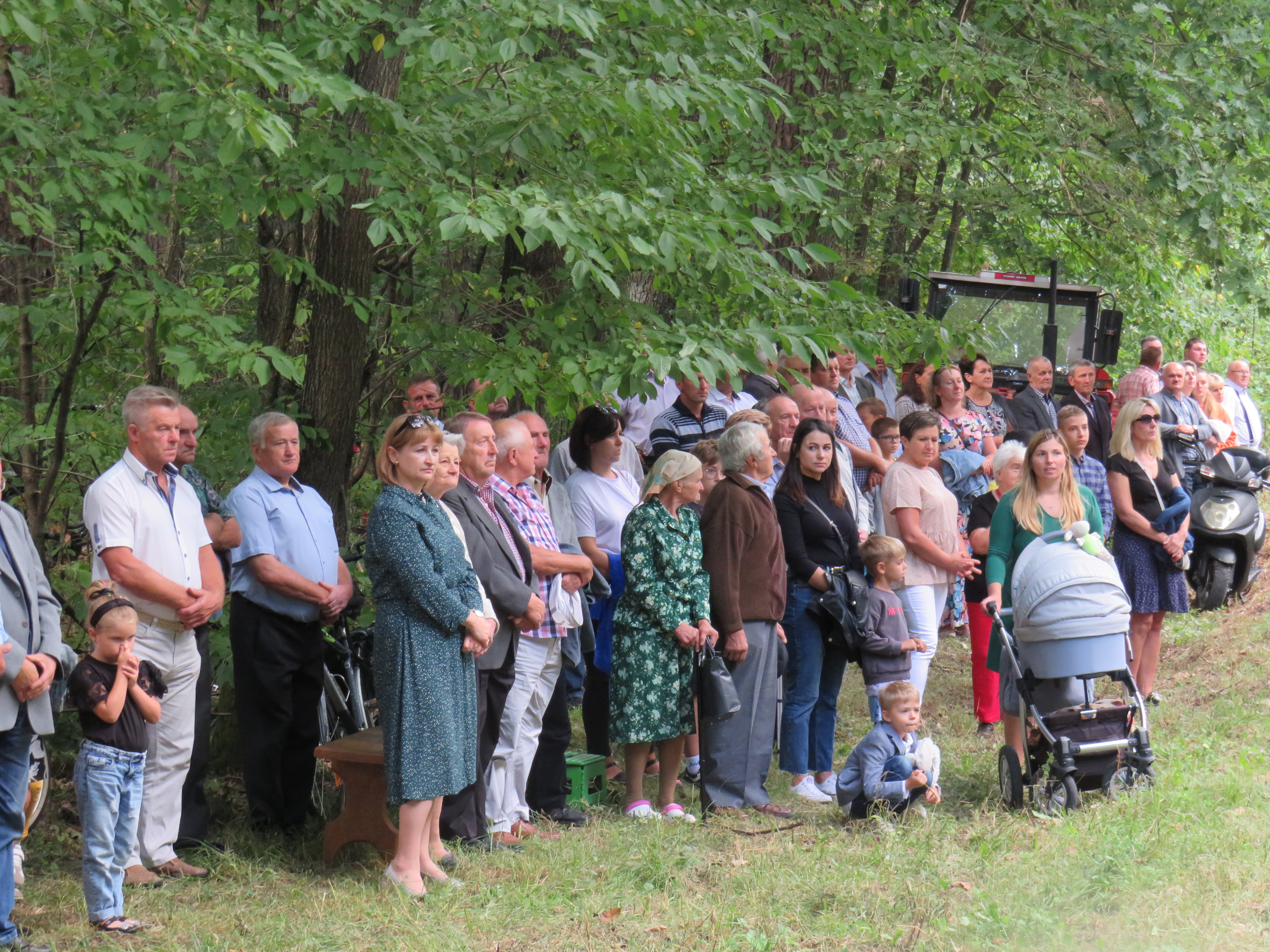 Uczestnicy uroczystości w lesie unińskim