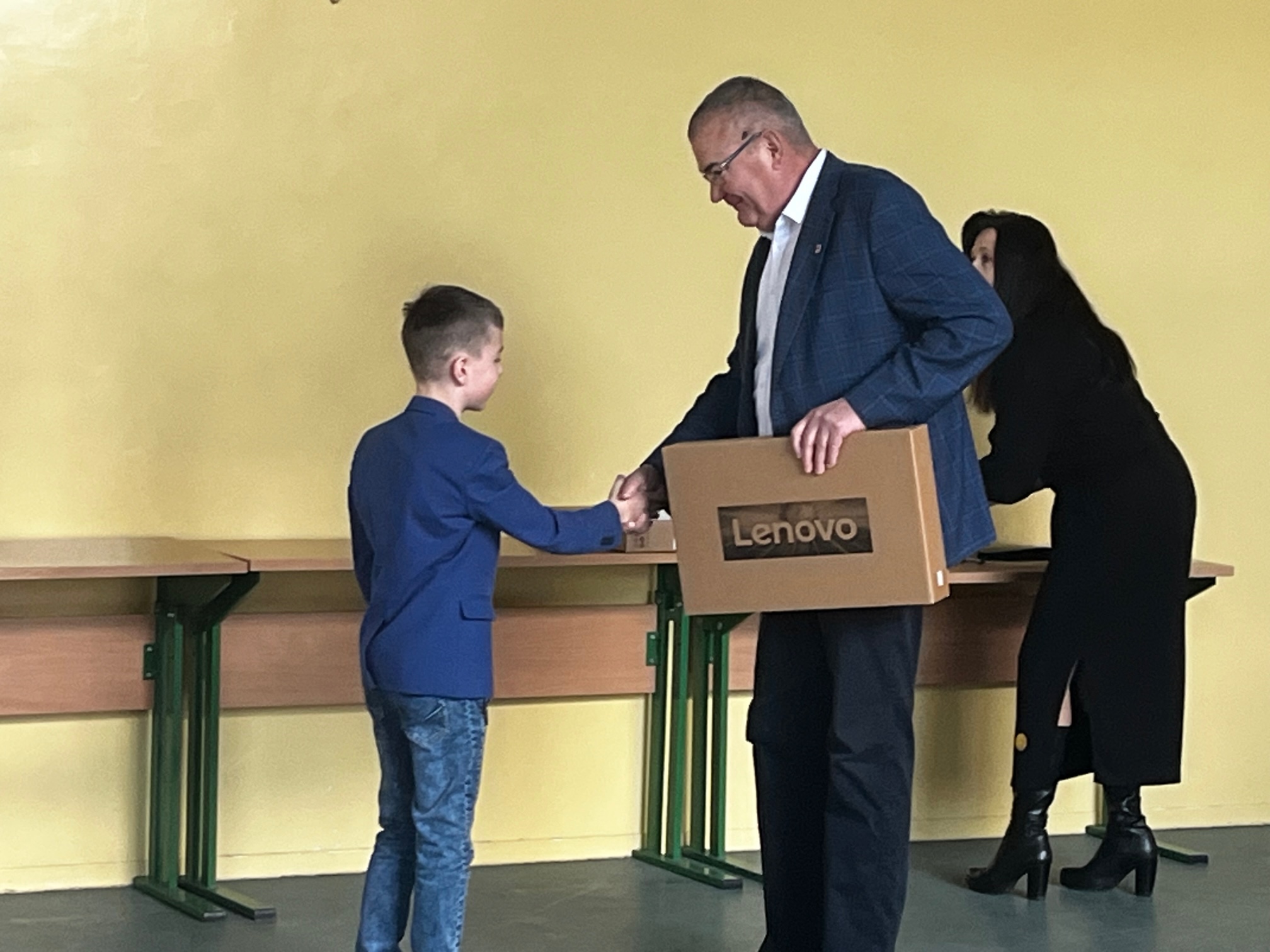 Wręczenie laptopów czwartoklasistom ze Szkoły Podstawowej w Holonkach