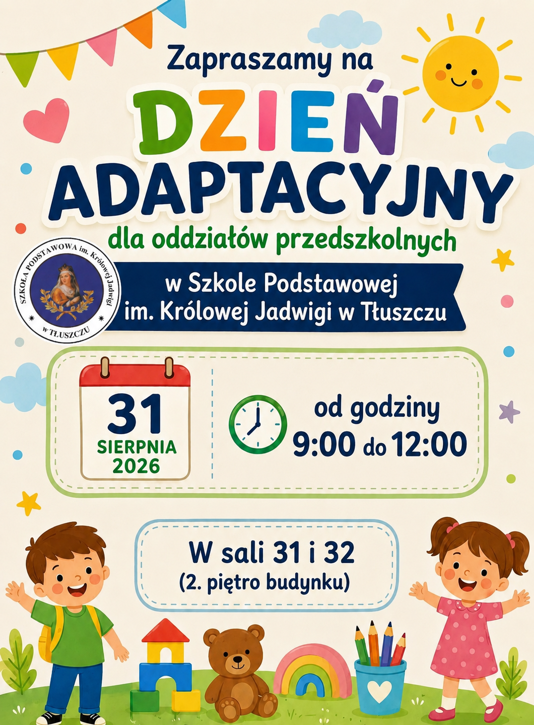Kolorowy plakat z ilustracjami dzieci, misia, klocków i kredek zapraszający na Dzień Adaptacyjny dla oddziałów przedszkolnych w Szkole Podstawowej im. Królowej Jadwigi w Tłuszczu. Wydarzenie odbędzie się 31 sierpnia 2026 roku w godzinach od 9:00 do 12:00, w salach 31 i 32 na drugim piętrze budynku.