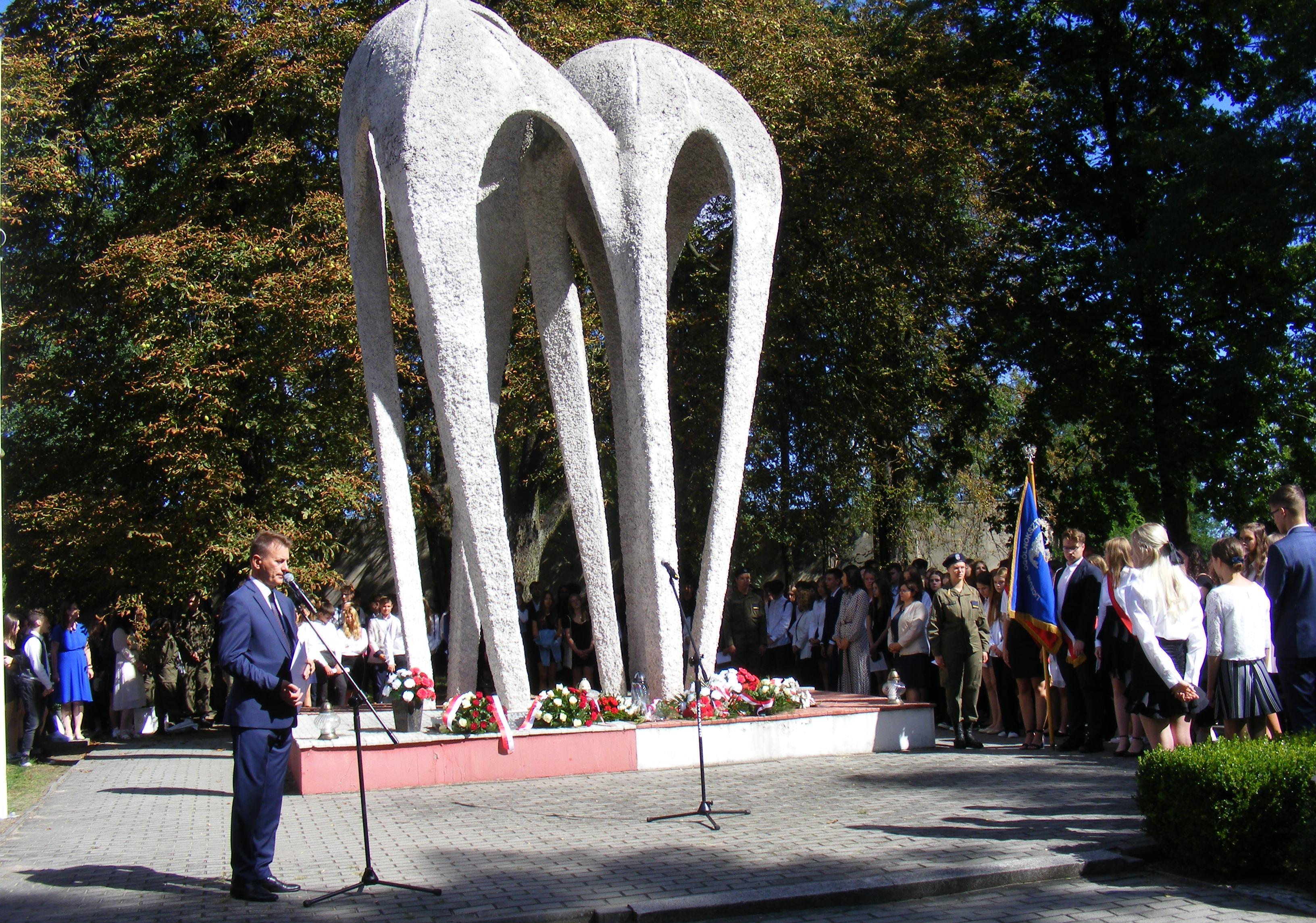 Uroczyste rozpoczęcie roku szkolnego 2022/2023 pod pomnikiem Lotników Polskich na cmentarzu komunalnym w Oleśnie. 