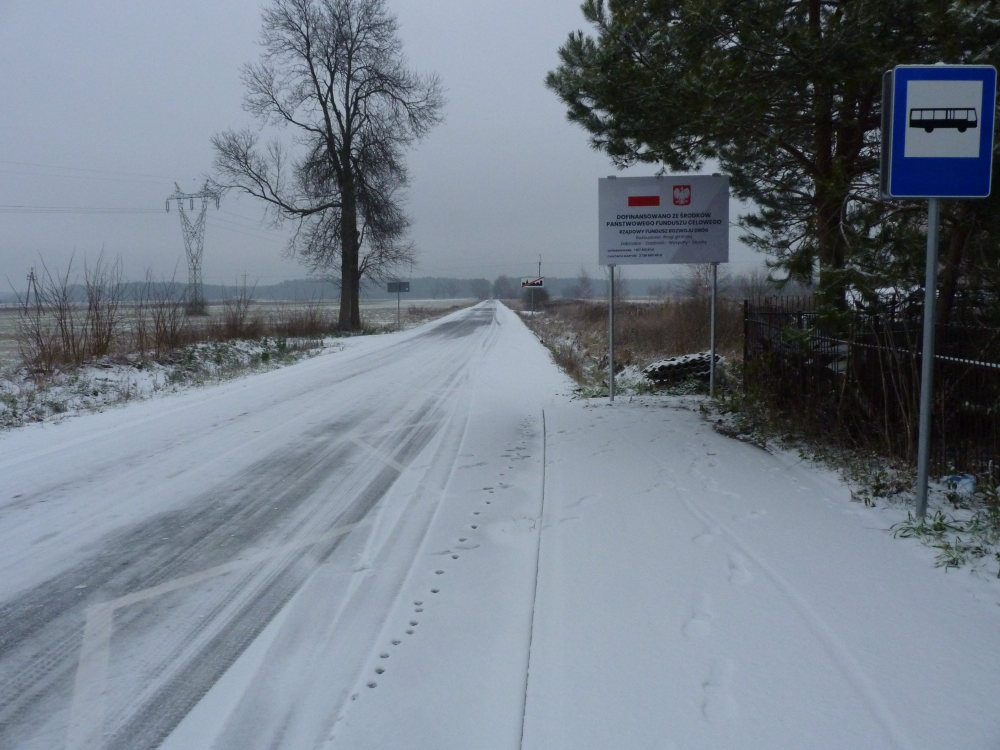 Droga asfaltowa pokryta śniegiem