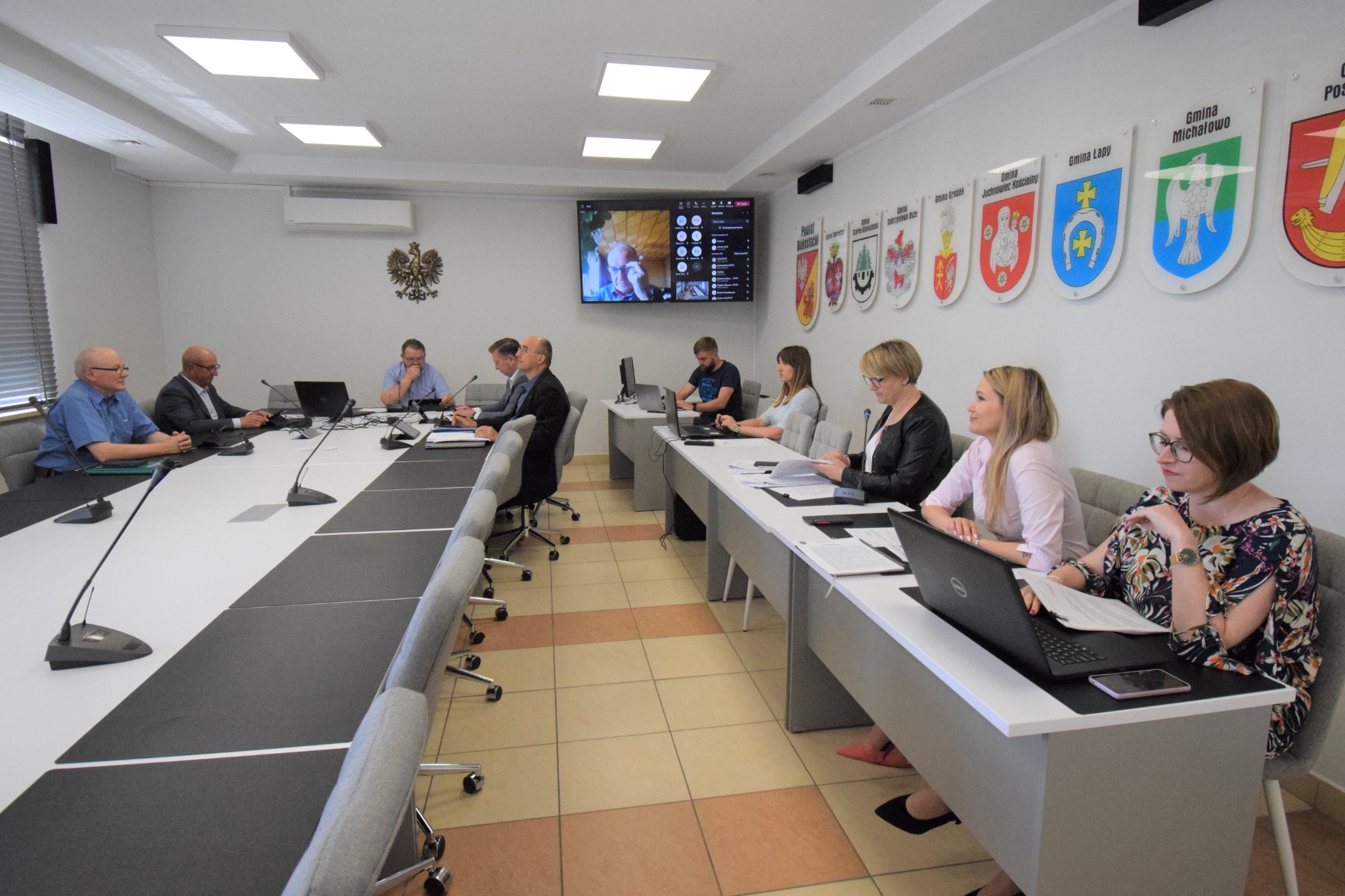 Nadzwyczajna sesja Rady Powiatu Białostockiego - widok ogólny na salę konferencyjną starostwa
