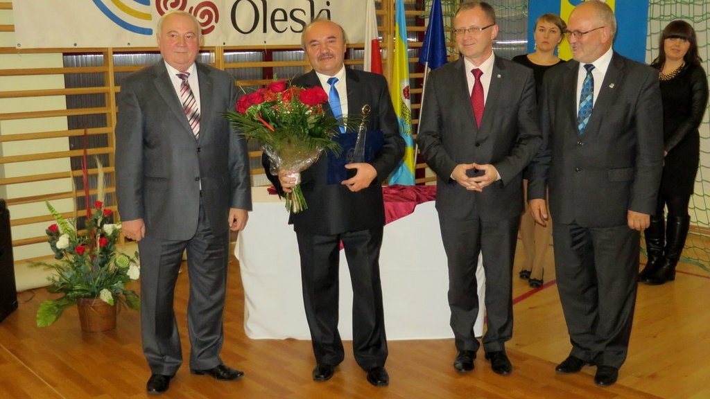 Laureat Czarnej Perły Powiatu Oleskiego 2013 Henryk Mrozek z samorządowcami
