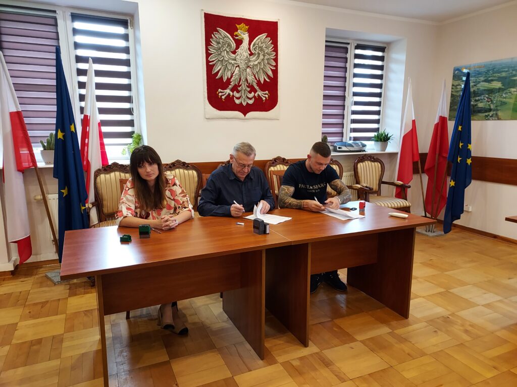 Podpisanie umowy na remont i adaptację budynku byłej szkoły podstawowej w Piskorni na budynek mieszkalny