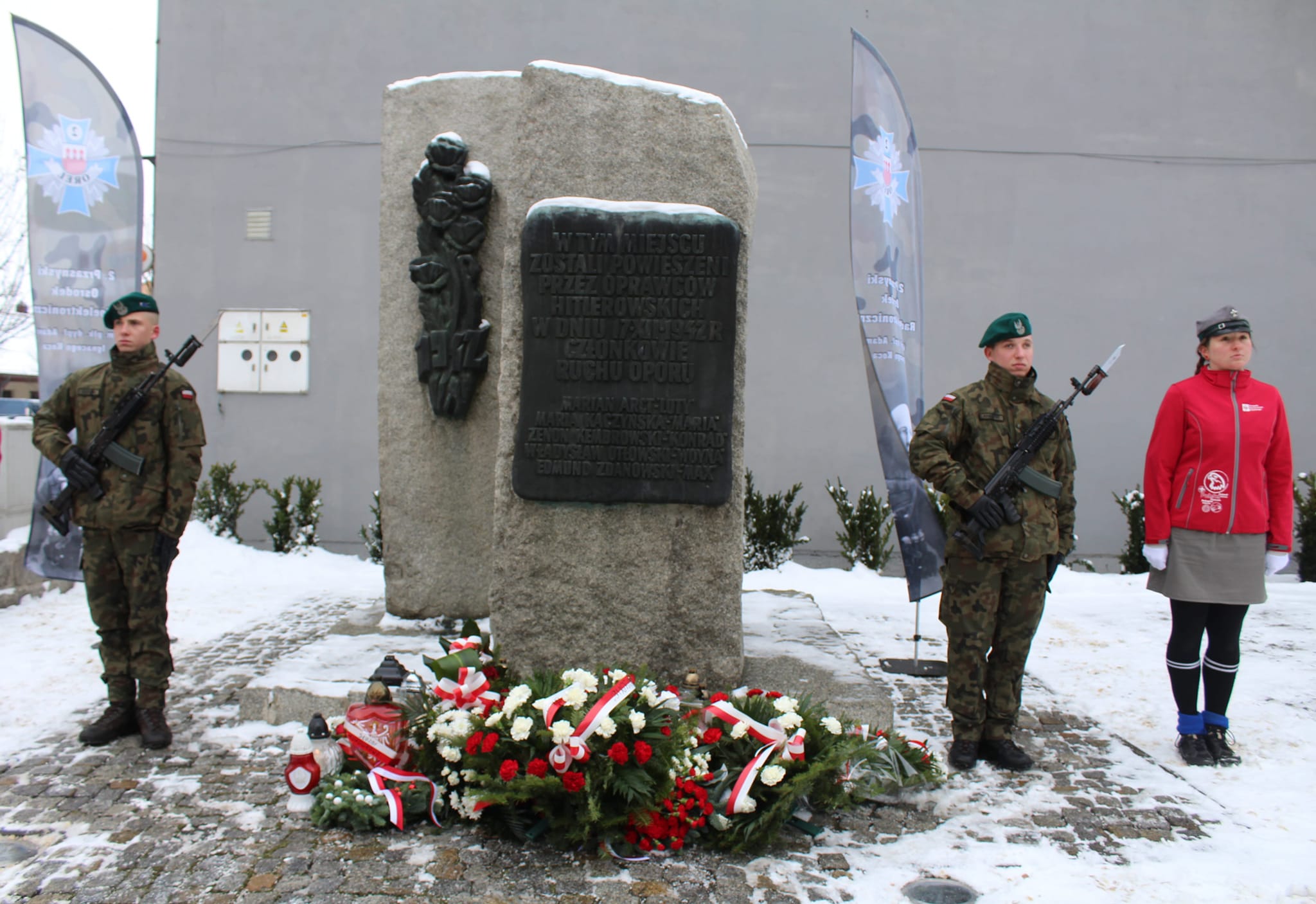Zdjęcie przedstawia żołnierzy żołnierzy 2. Ośrodka Radioelektronicznego w Przasnyszu, podczas warty pod pomnikiem straconych żołnierzy Armii Krajowej. Towarzyszą im harcerze Hufca Przasnysz.