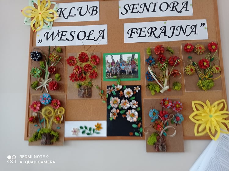 Tablice korkową z przywieszonymi pracami seniorów przedstawiającymi bukiety kwiatów 3D 