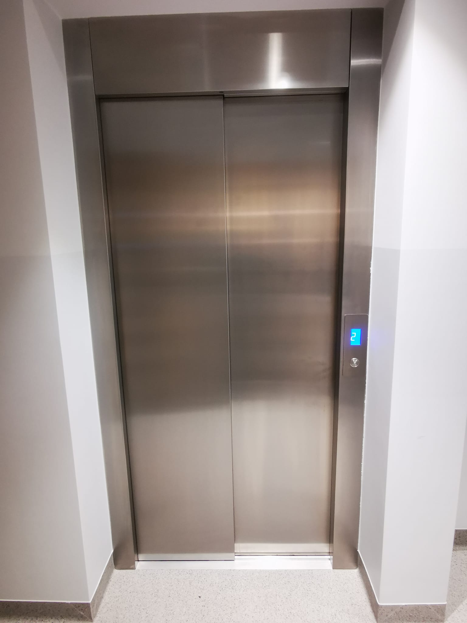 zdjęcie przedstawia widok na windę