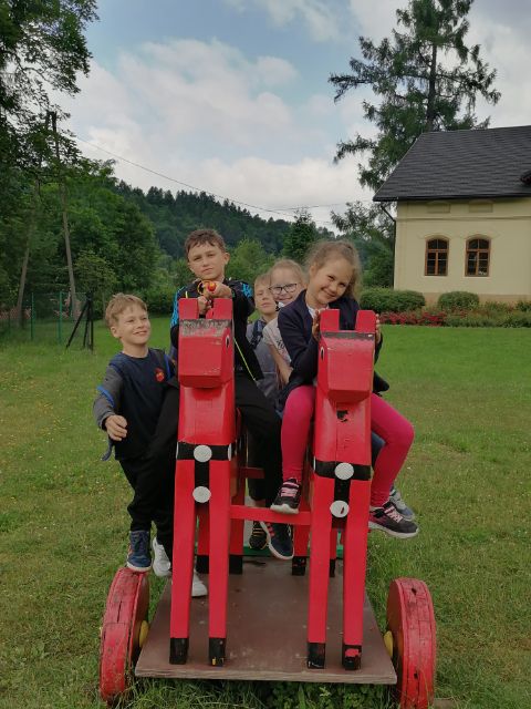 Dzieci bawią się na placu zabaw przy Muzeum Zabawki Drewnianej w Stryszawie.