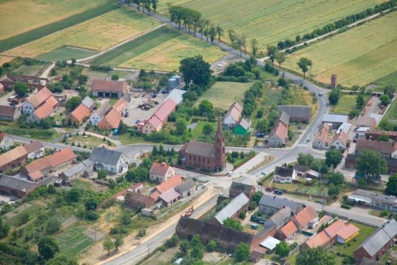 Widok na kościół pw. Narodzenia Najświętszej Marii Panny w Skąpem