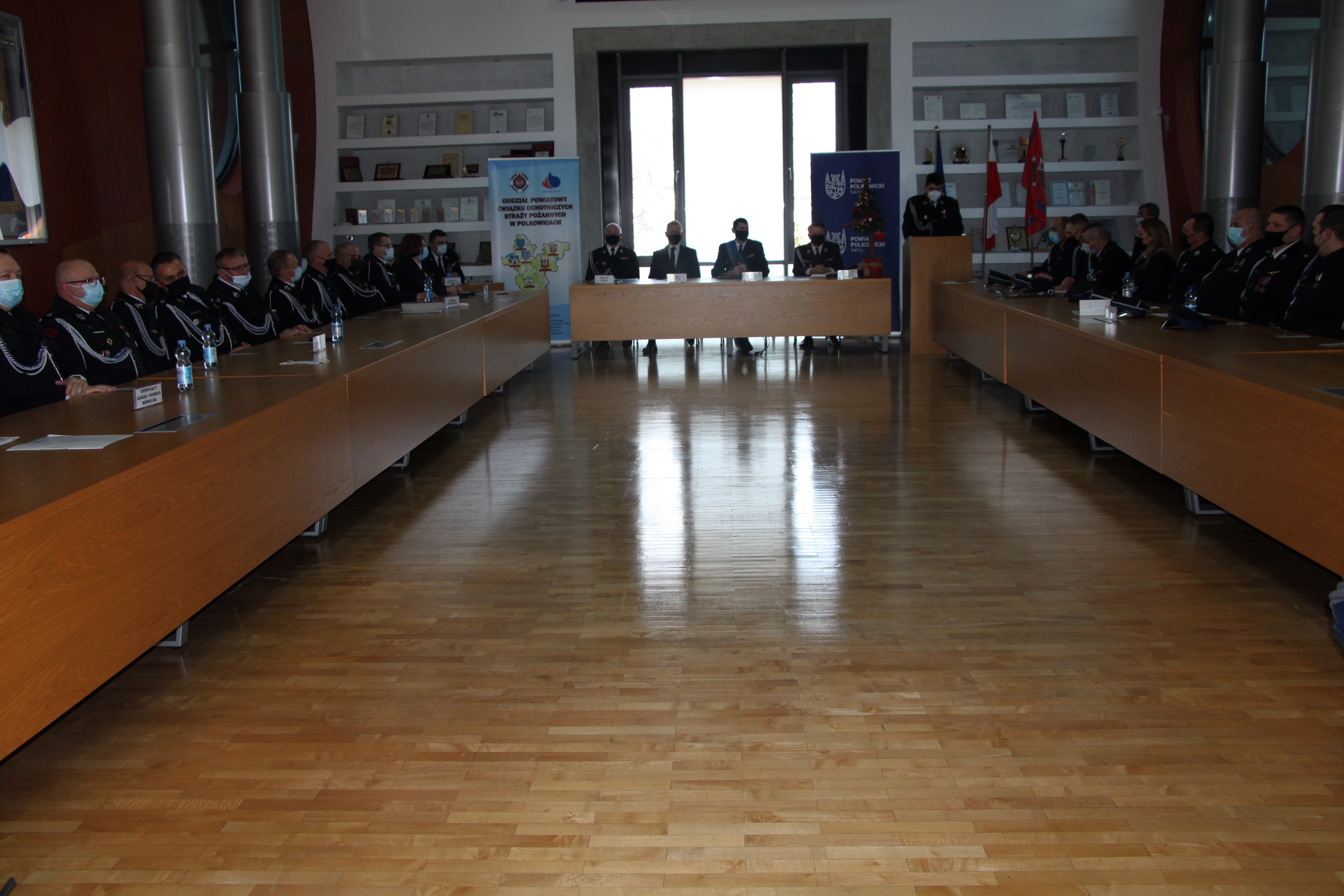 Grupa ludzi uczestniczy w spotkaniu w sali konferencyjnej Starostwa Powiatowego w Polkowicach