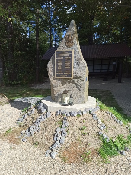  Pomnik upamiętniający pamięć ludzi współtworzących konspiracyjne szlaki kurierskie 1939 – 1945 roku