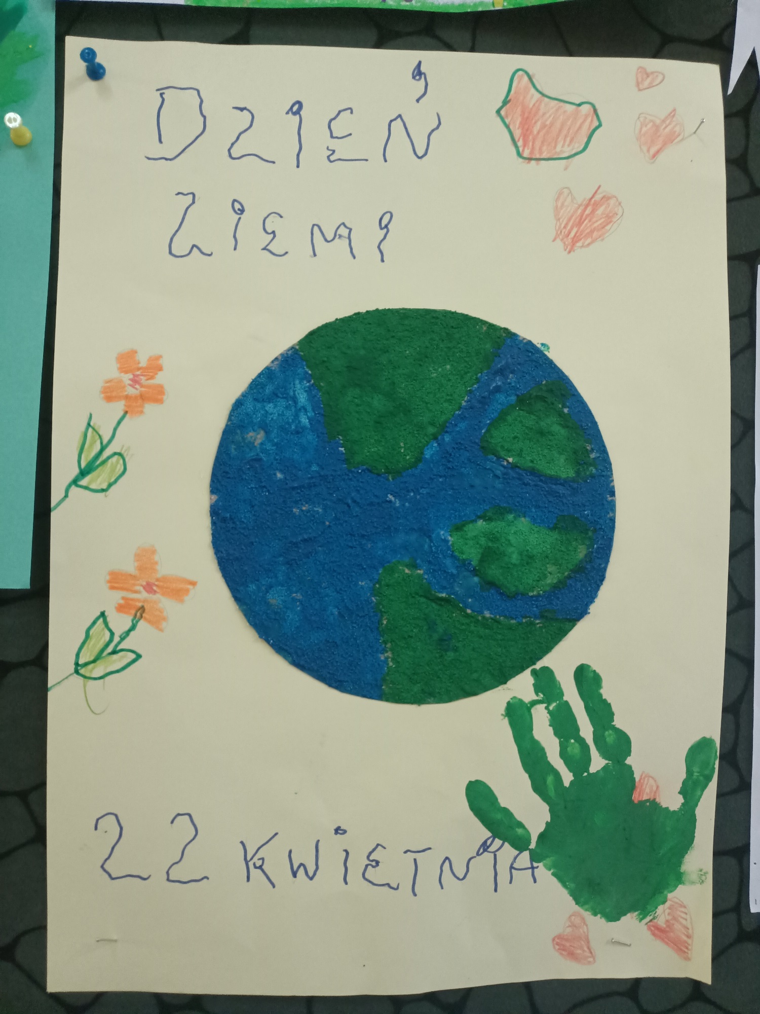 Obrazek planety Ziemia, zielonego odcisku ręki oraz napisu Dzień Ziemi
