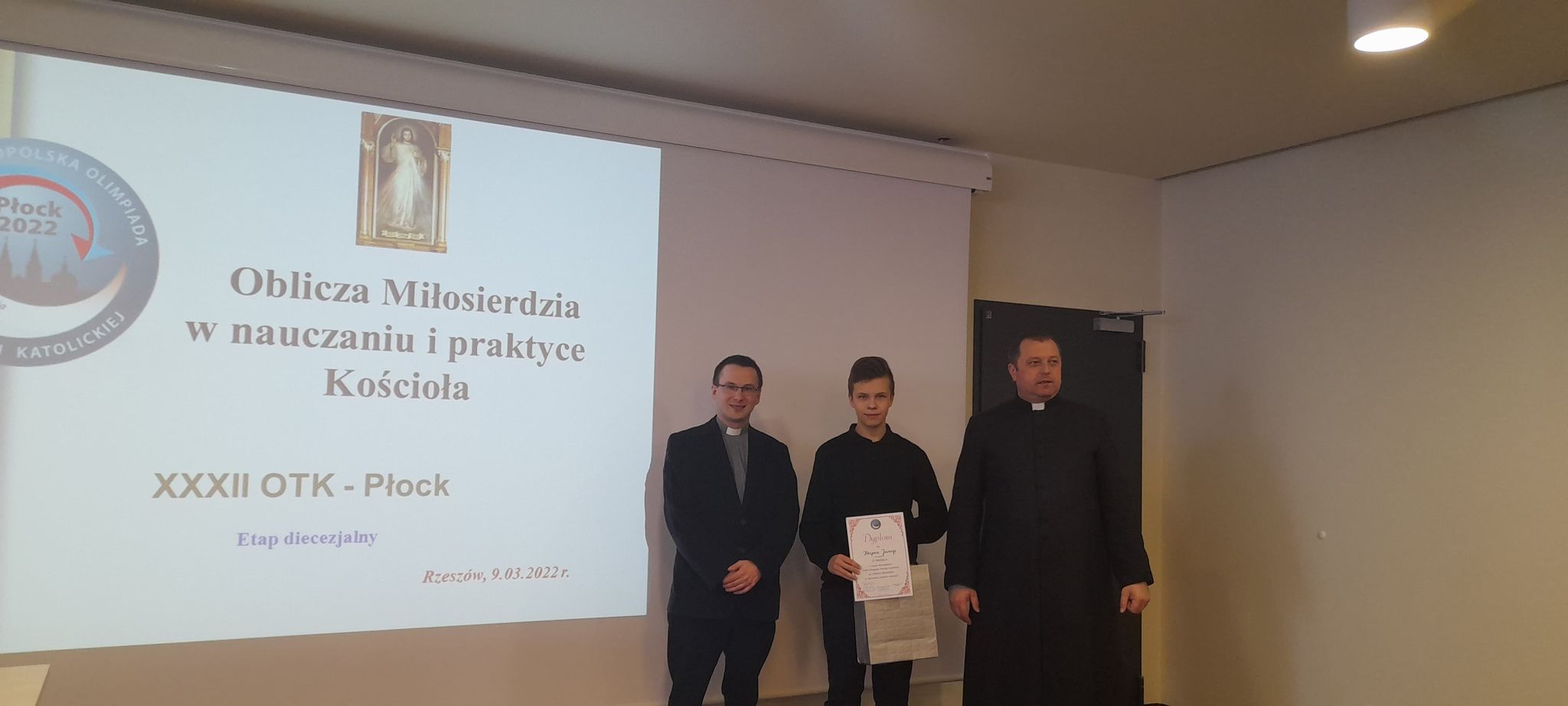 Kacper Janiga - laureat II miejsca etapu diecezjalnego olimpiady wraz z opiekunem ks. Łukaszem Ślusarczykiem oraz ks. Markiem Winiarskim