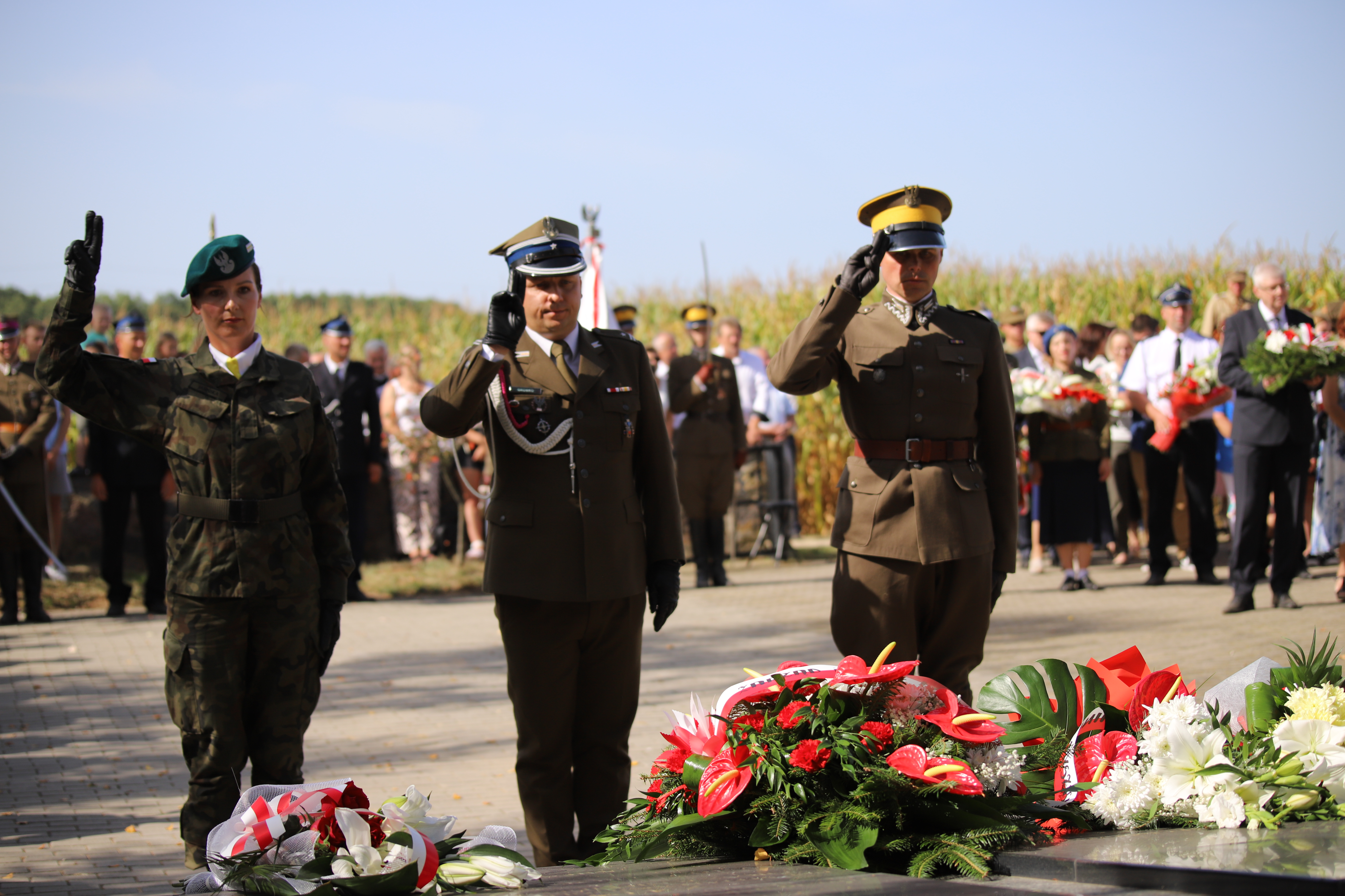 Złożenie kwiatów przez delegacje Wojska Polskiego oraz Szwadron Honorowy 3 Pułku Szwoleżerów Mazowieckich