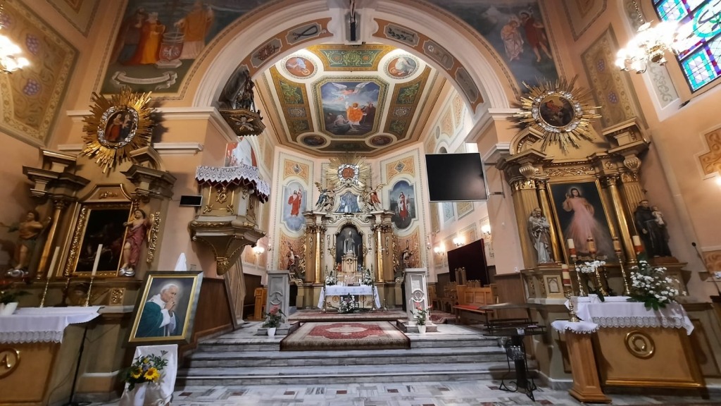 Widok na ołtarz główny w kościele Świętego Stanisława Biskupa Męczennika w Rabie Wyżnej